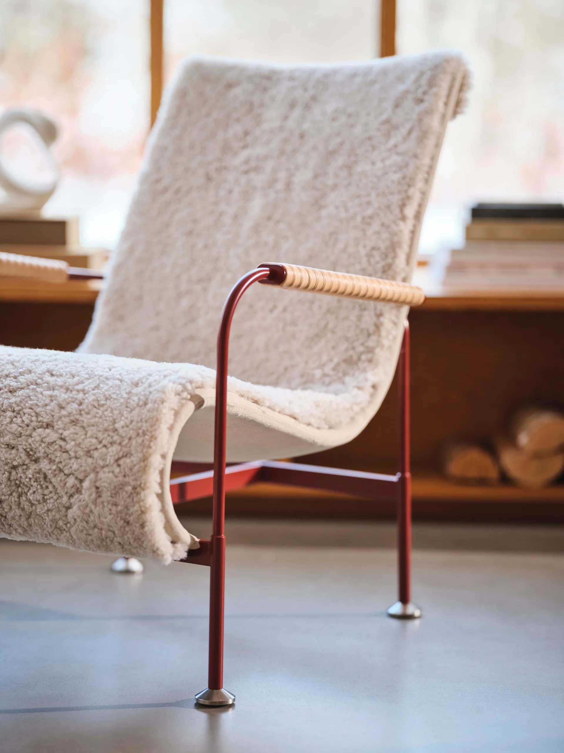 Serpentine nojatuoli, Lampaantalja Moonlight-punainen Swedese