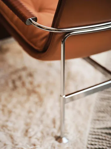 Serpentine nojatuoli - Nahka Elmo Soft tummanruskea–Tärnsjö Tobacco - Swedese