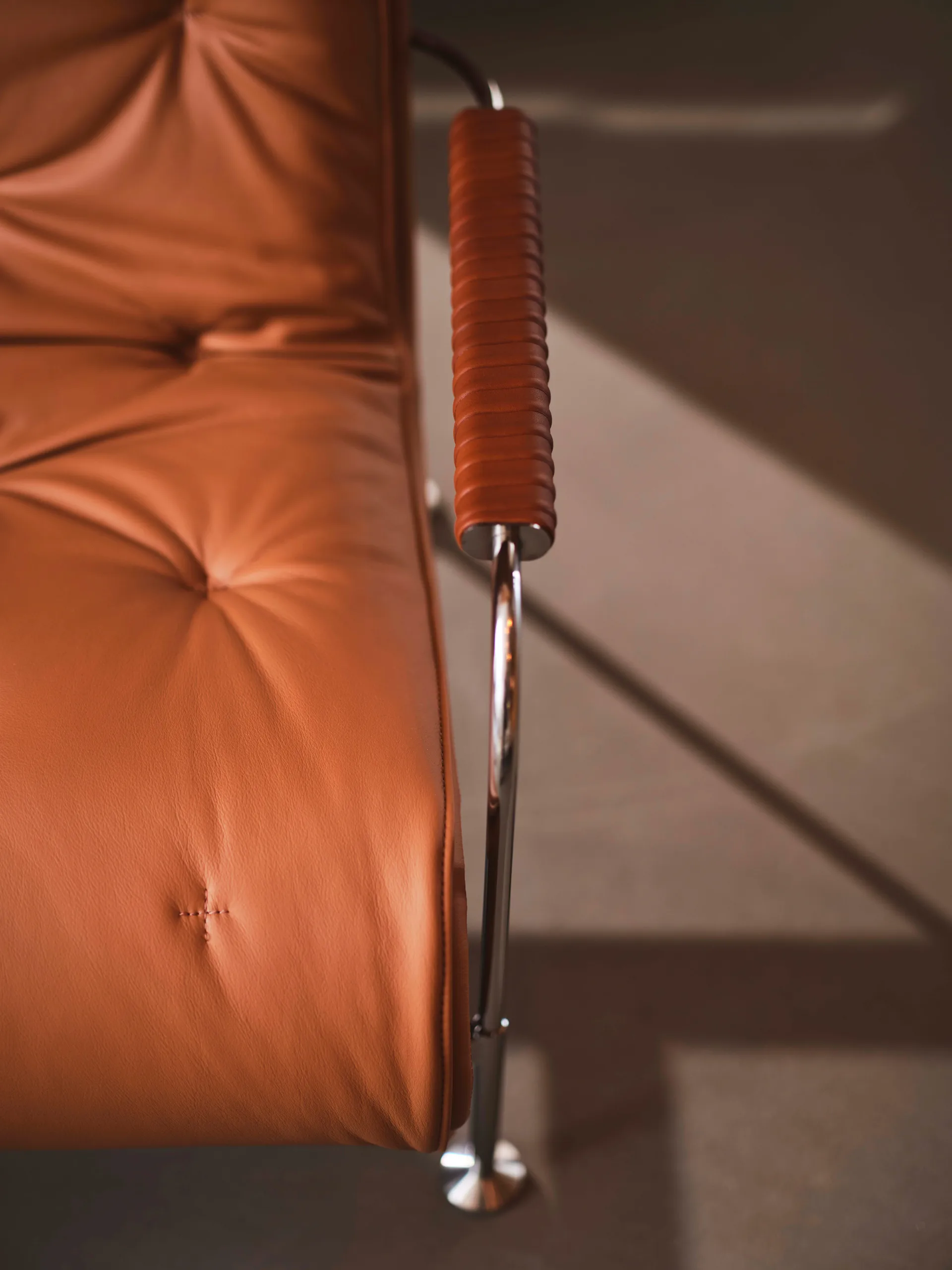 Serpentine nojatuoli, Nahka Elmo Soft tummanruskea–Tärnsjö Tobacco Swedese