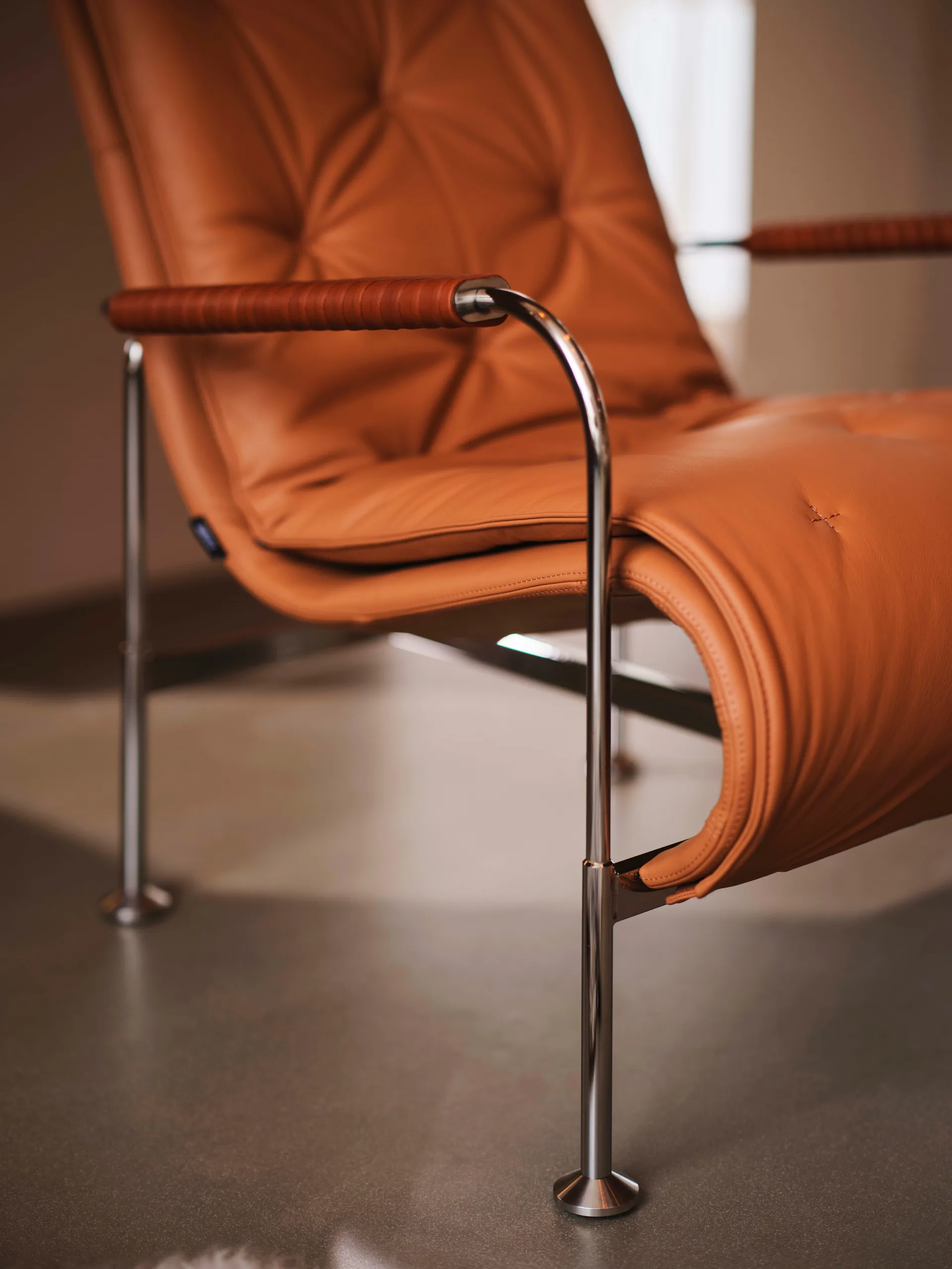 Serpentine nojatuoli, Nahka Elmo Soft tummanruskea–Tärnsjö Tobacco Swedese