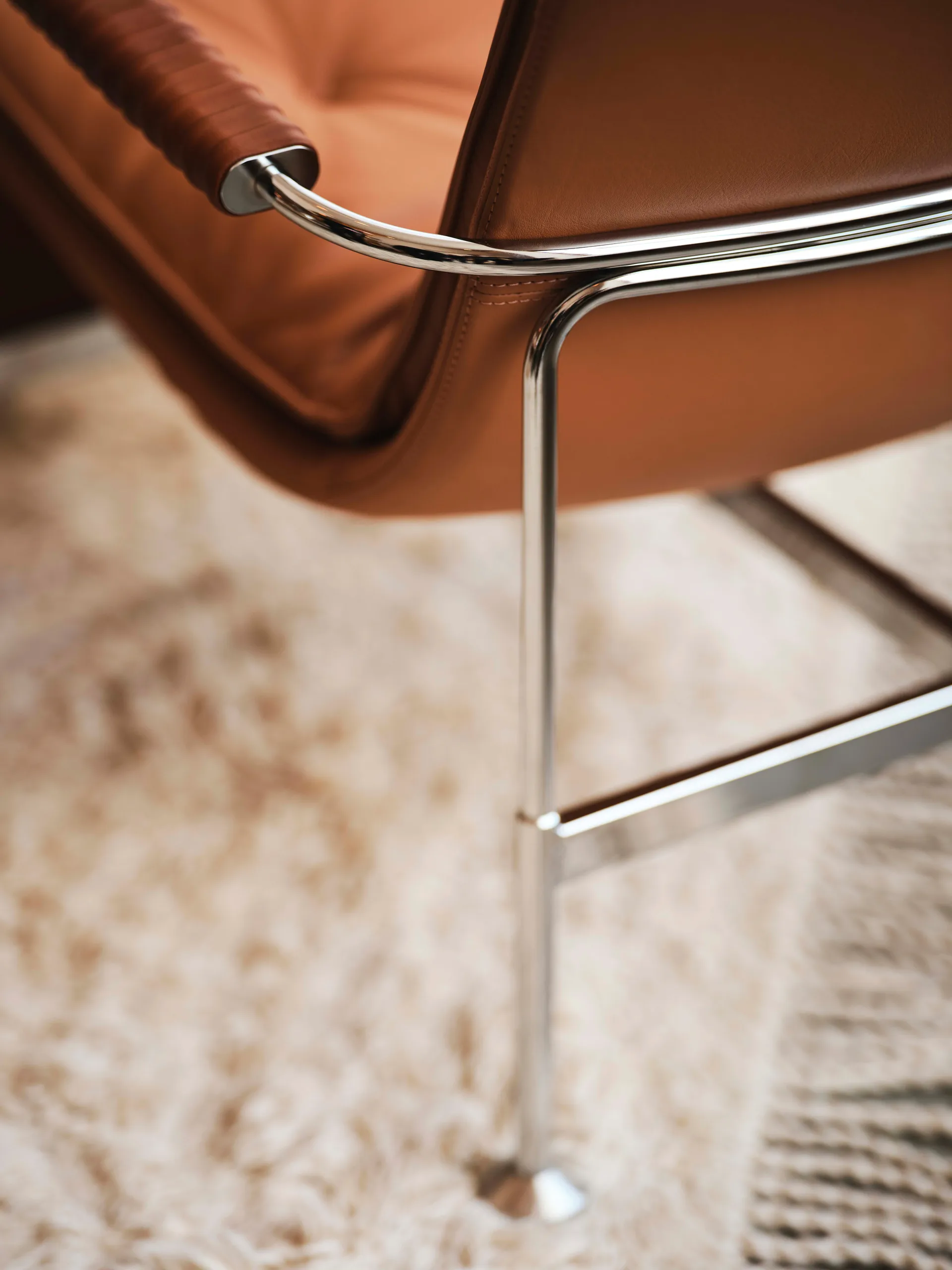 Serpentine nojatuoli, Nahka Elmo Soft vaaleanruskea kromi Tärnsjö Cognac Swedese