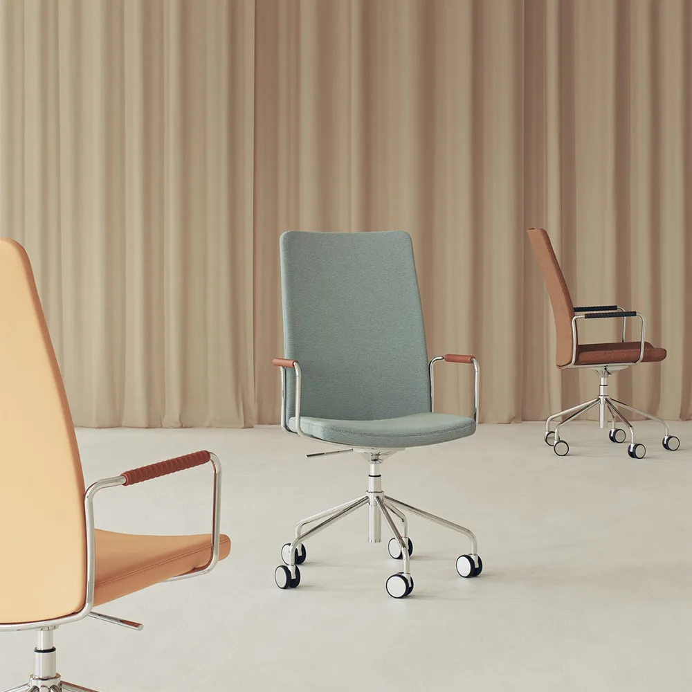 Stella korkeaa työtuolia voi nostaa/laskea ilman kallistusta, Nahka elmosoft 33001 ruskea, kromi, säädettävä istuinkorkeus Swedese