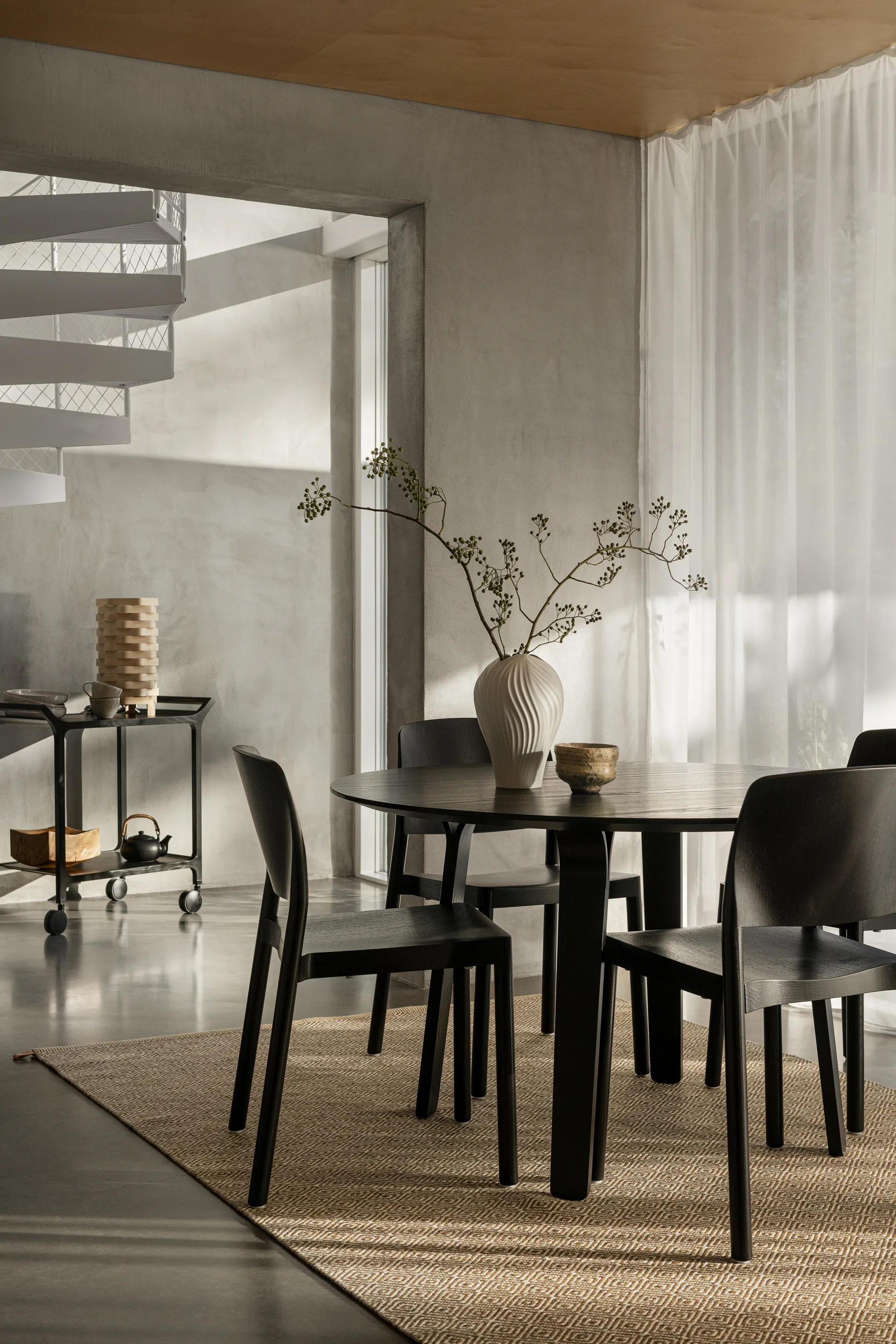 Teatime tarjoiluvaunu, Saarni mustaksi kuultomaalattu Swedese