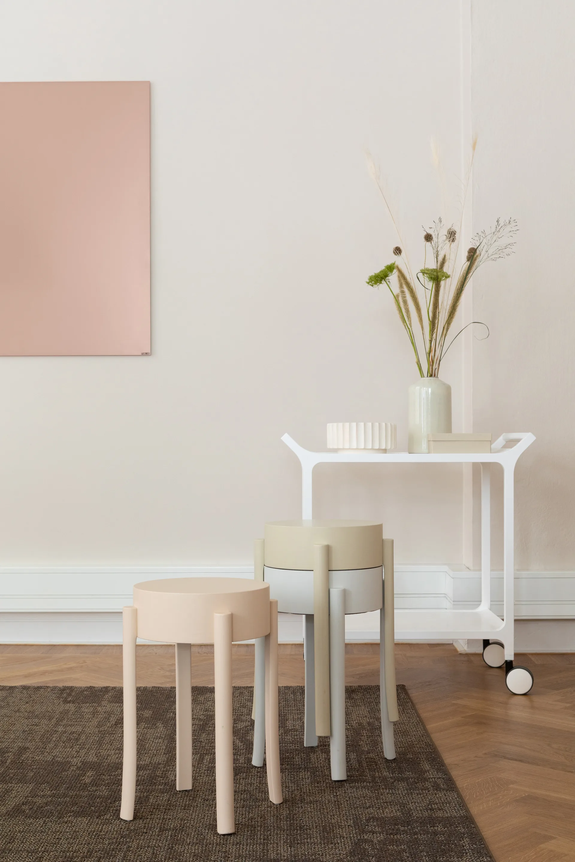 Teatime tarjoiluvaunu, Saarni valkoiseksi kuultomaalattu Swedese