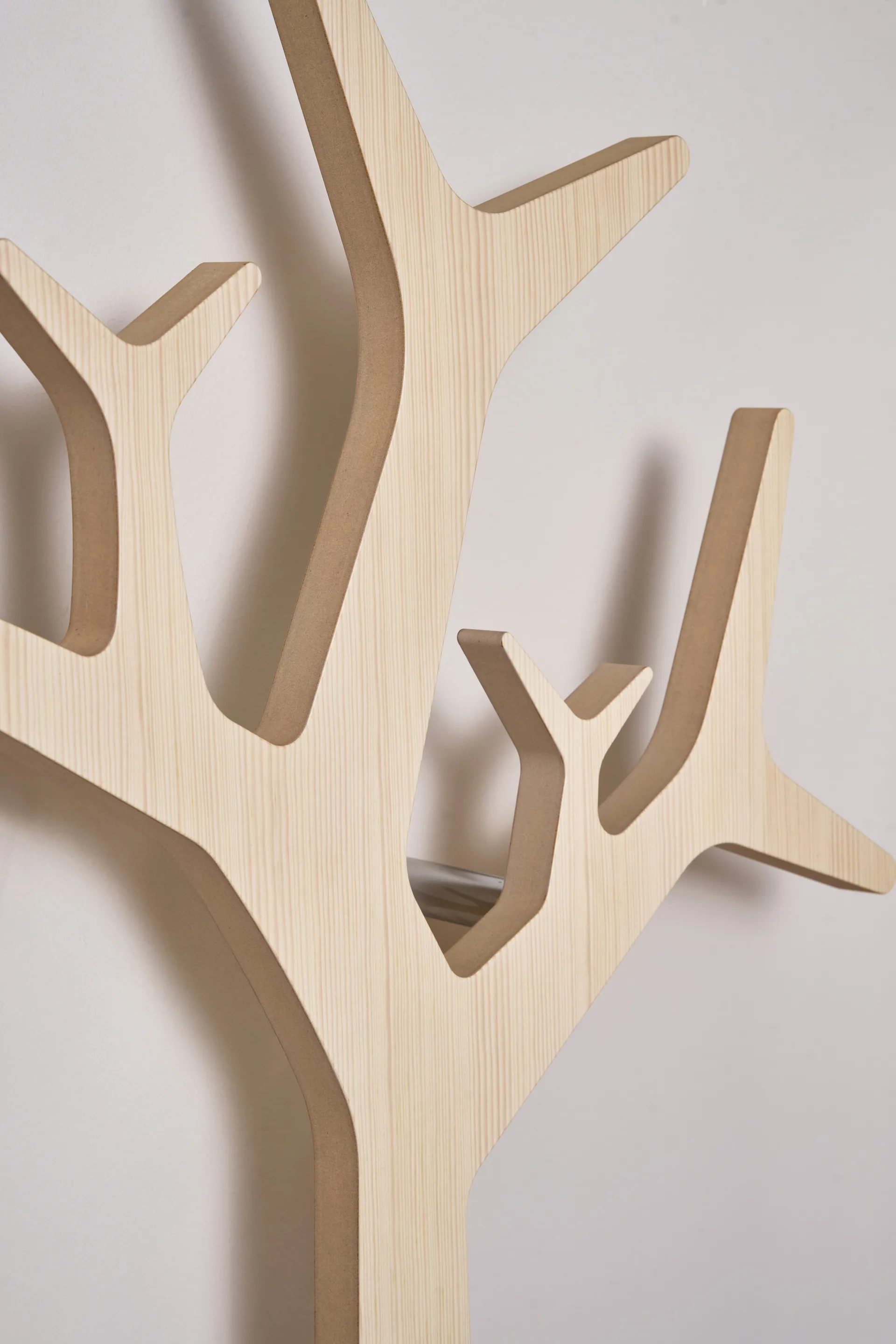 Tree wall seinään asennettava takkiverso Special Edition 194 cm, Valkopigmentoitu mänty Swedese