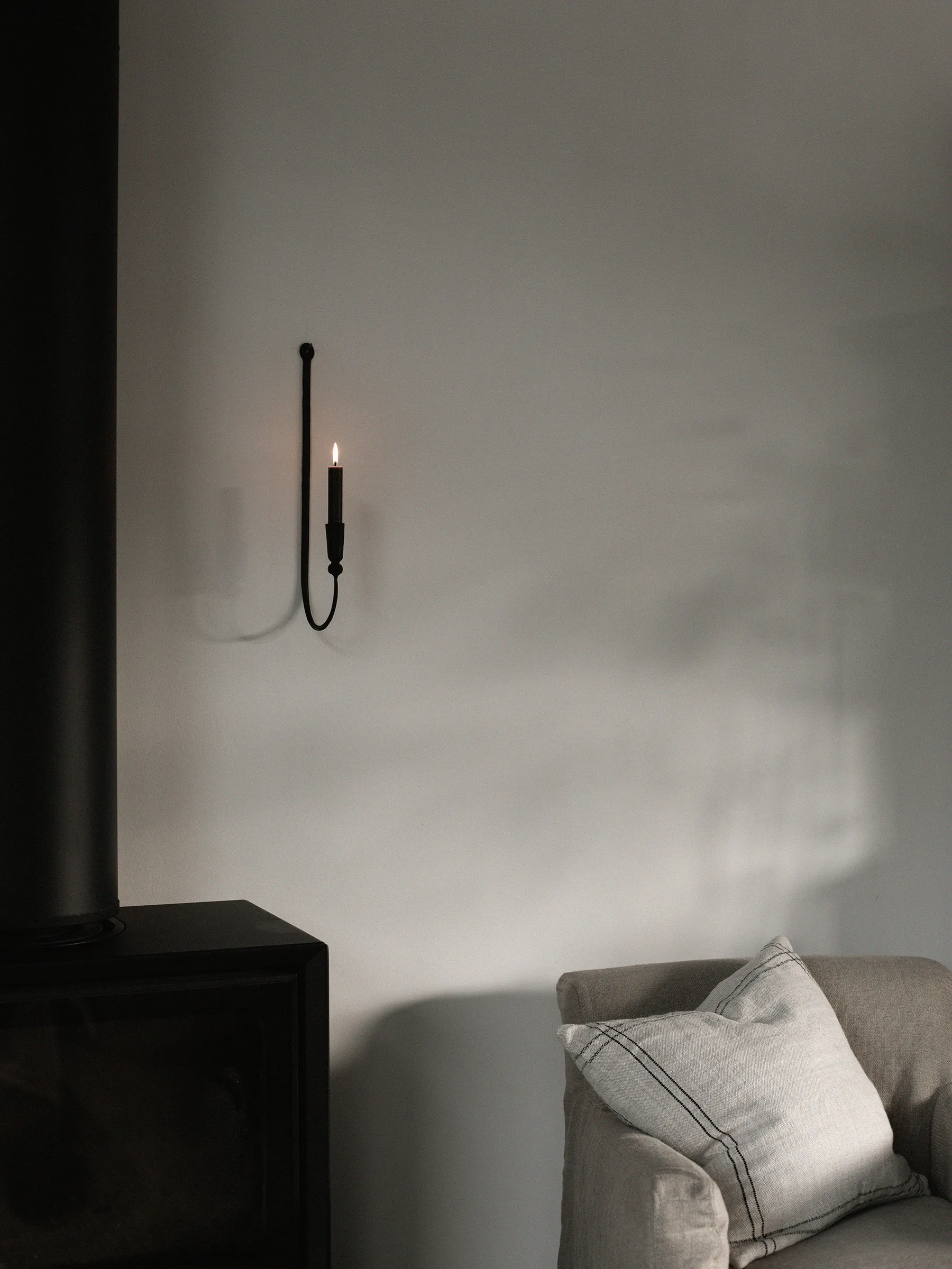 Boule seinälamppu, Musta Tell Me More