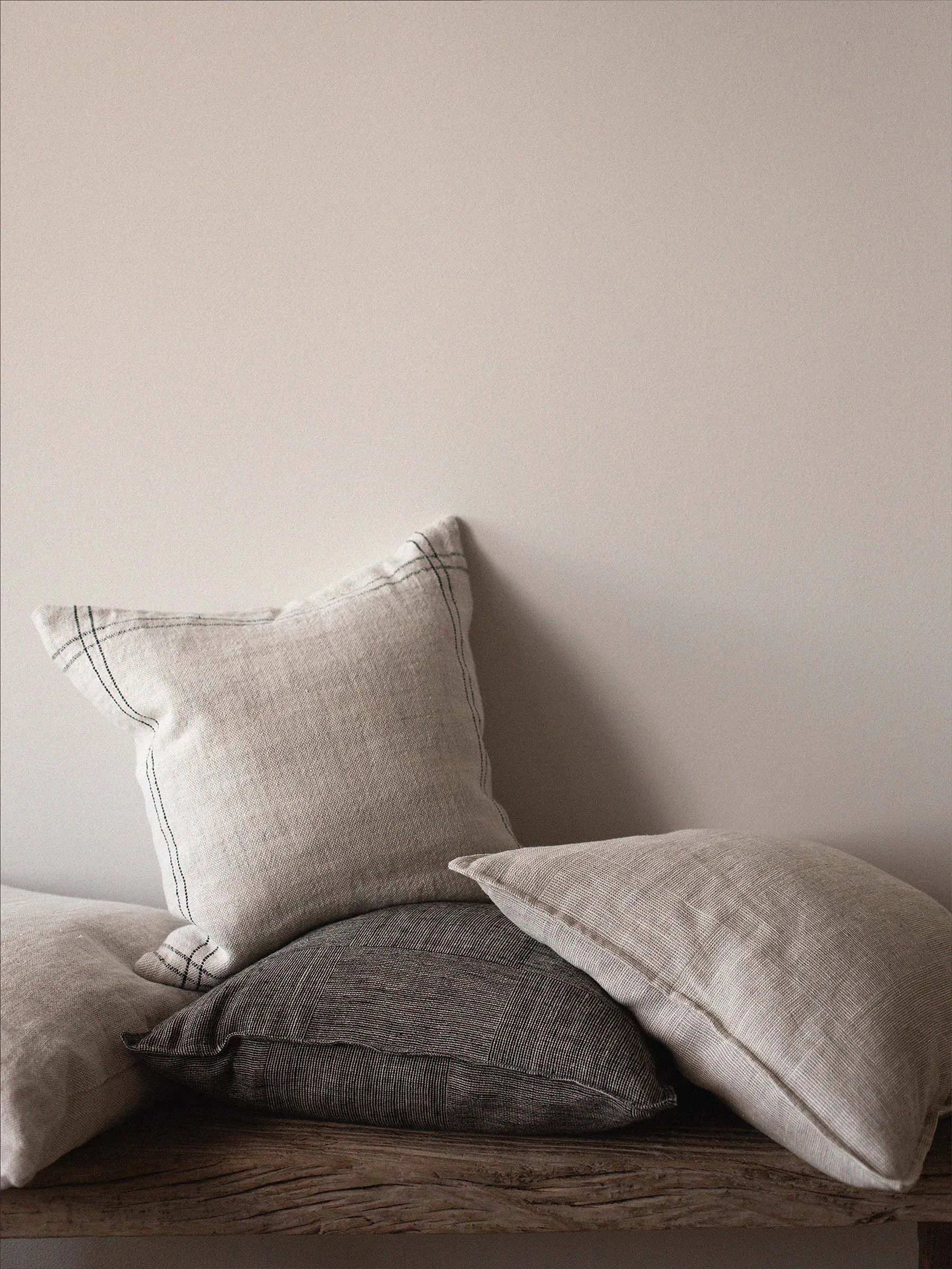 Theo tyynynpäällinen 50x50 cm, Musta Tell Me More