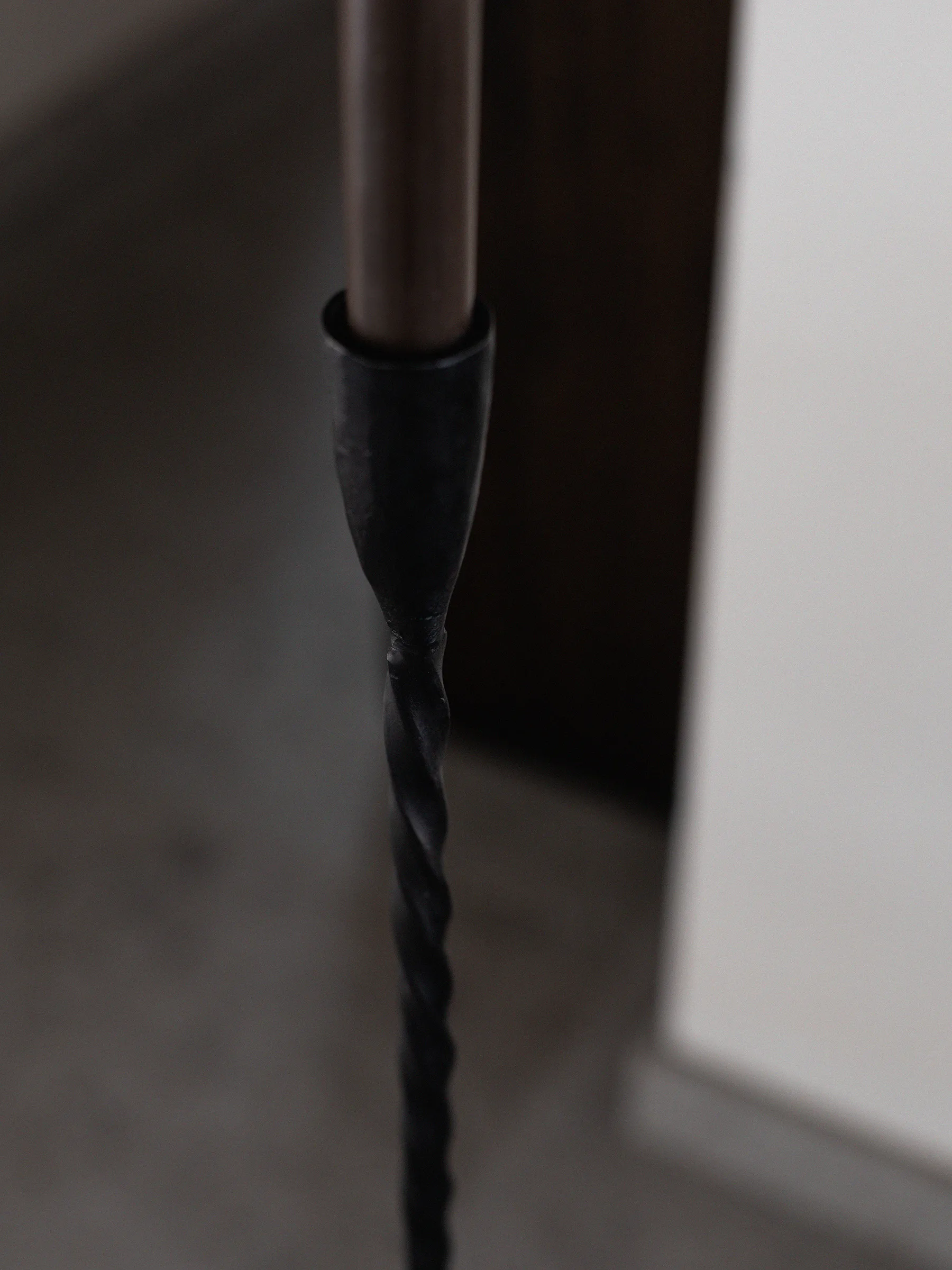 Twist lattiakynttelikkö 80 cm, Musta Tell Me More