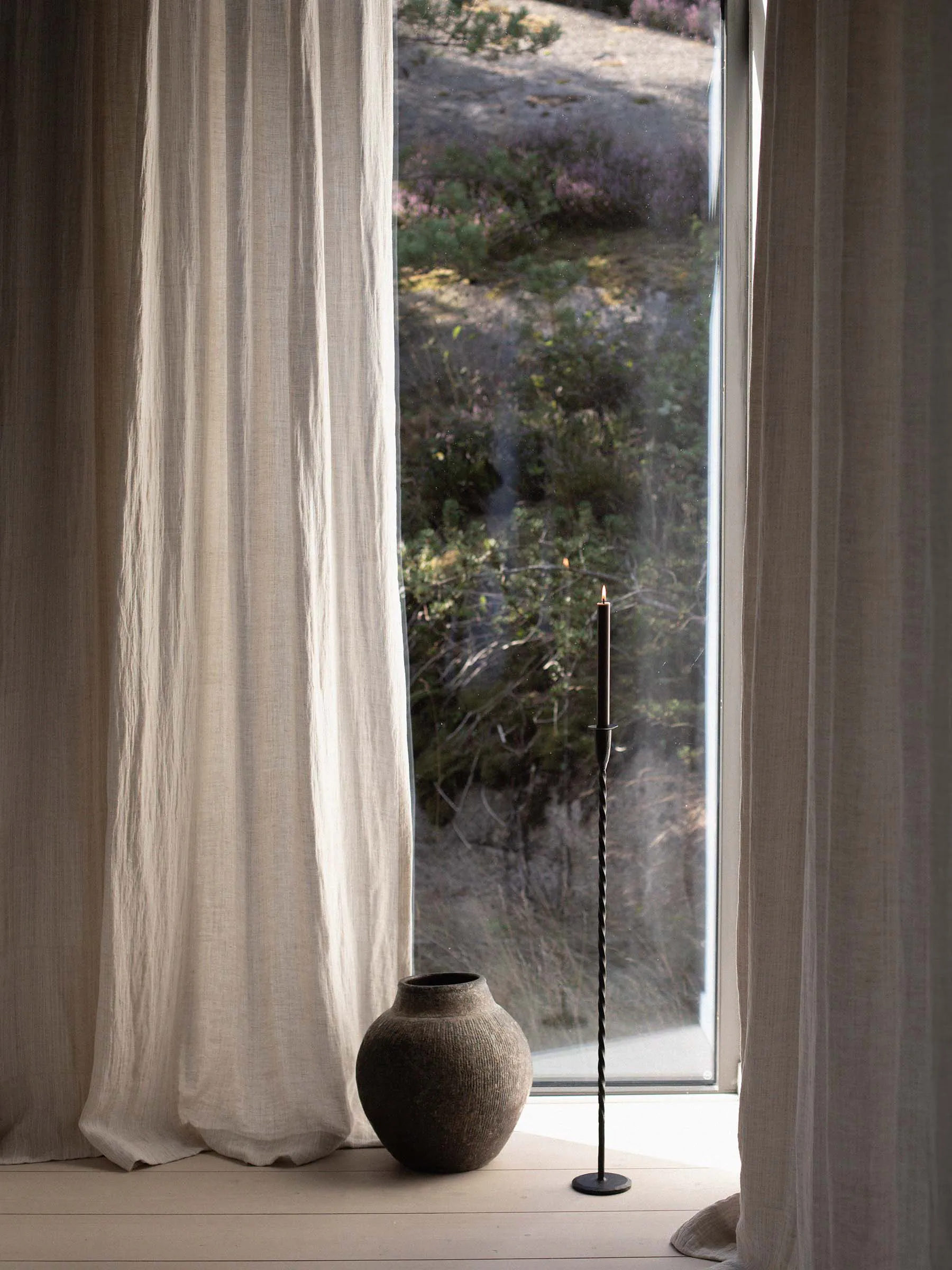 Twist lattiakynttelikkö 80 cm, Musta Tell Me More