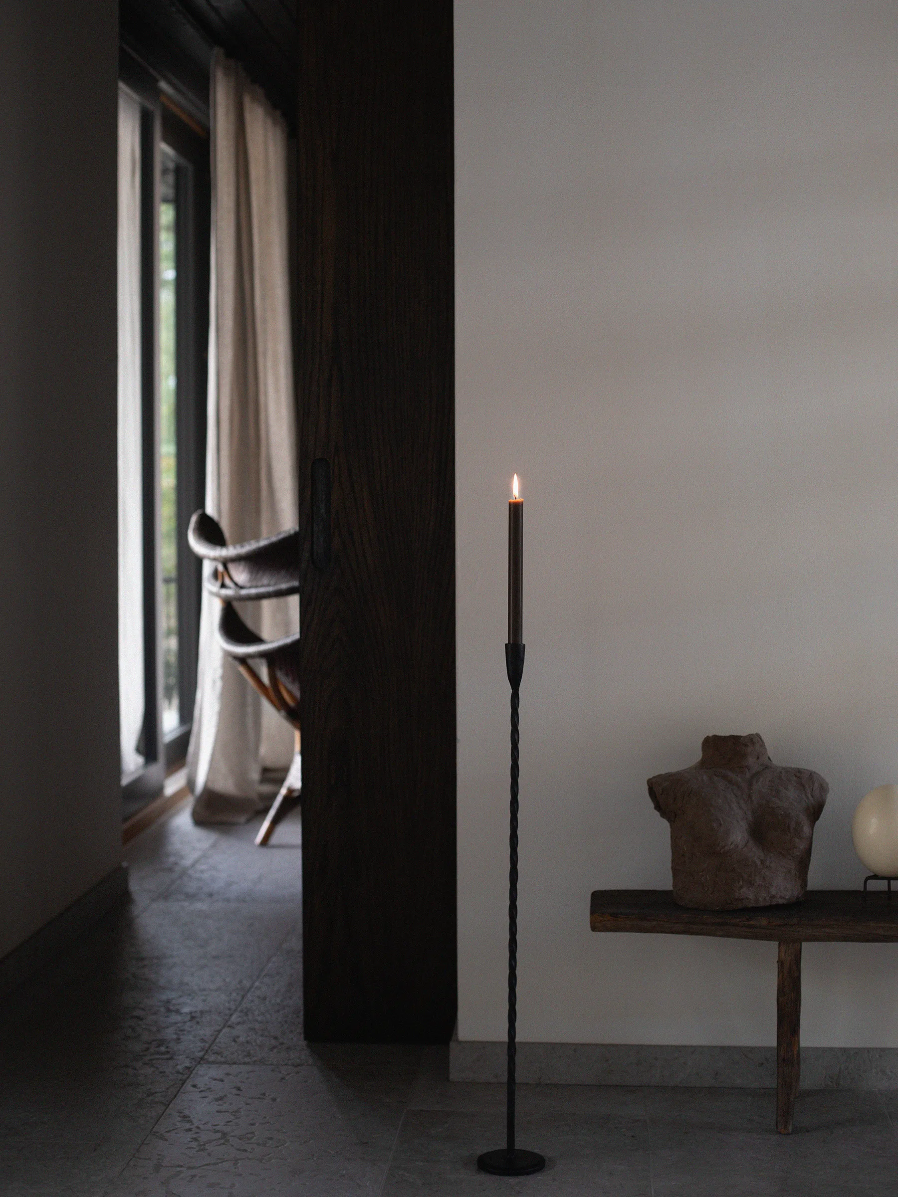 Twist lattiakynttelikkö 80 cm, Musta Tell Me More