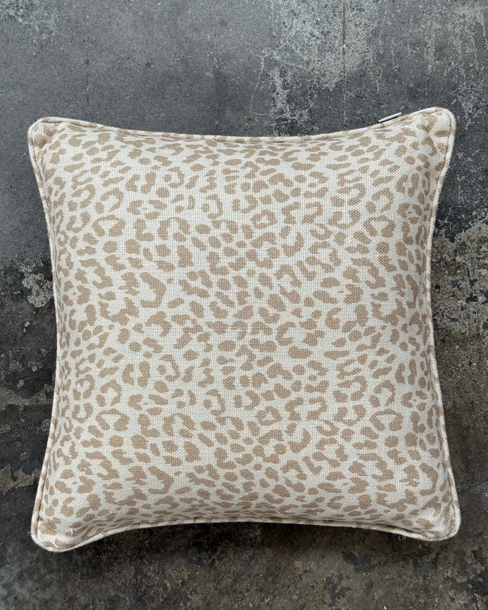 Norell koristetyyny, Leopard beige–off white, 50x50 cm Tinted