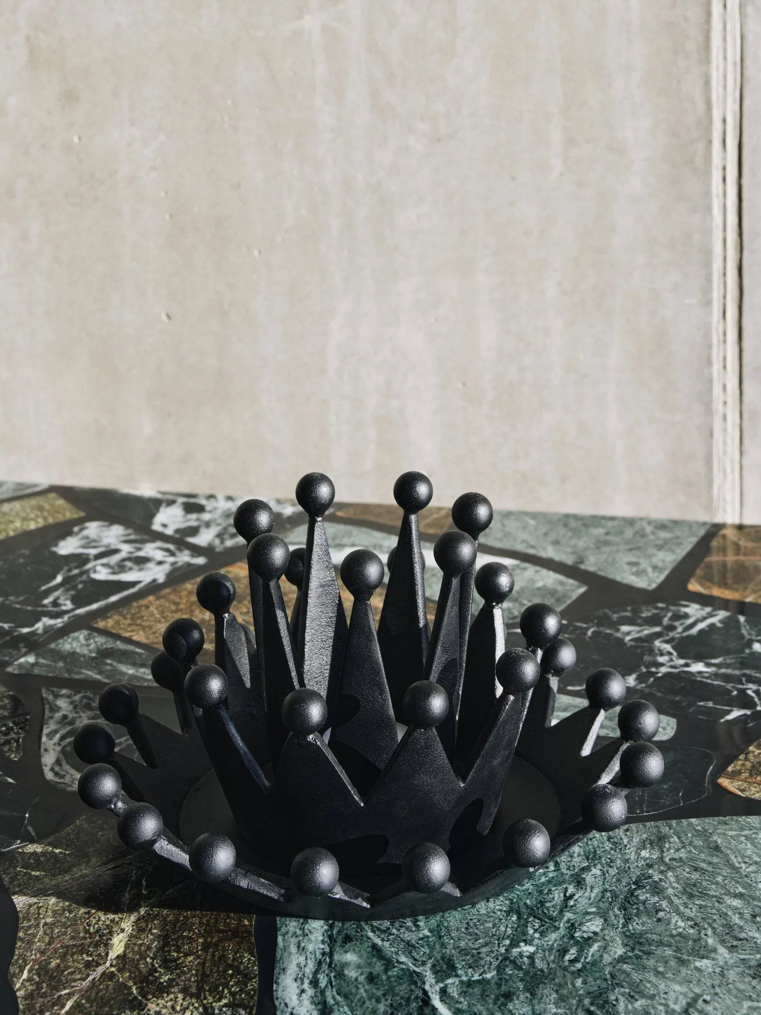 Cast Iron Crown tuikkukuppi, Ø14x8,2 cm Tom Dixon