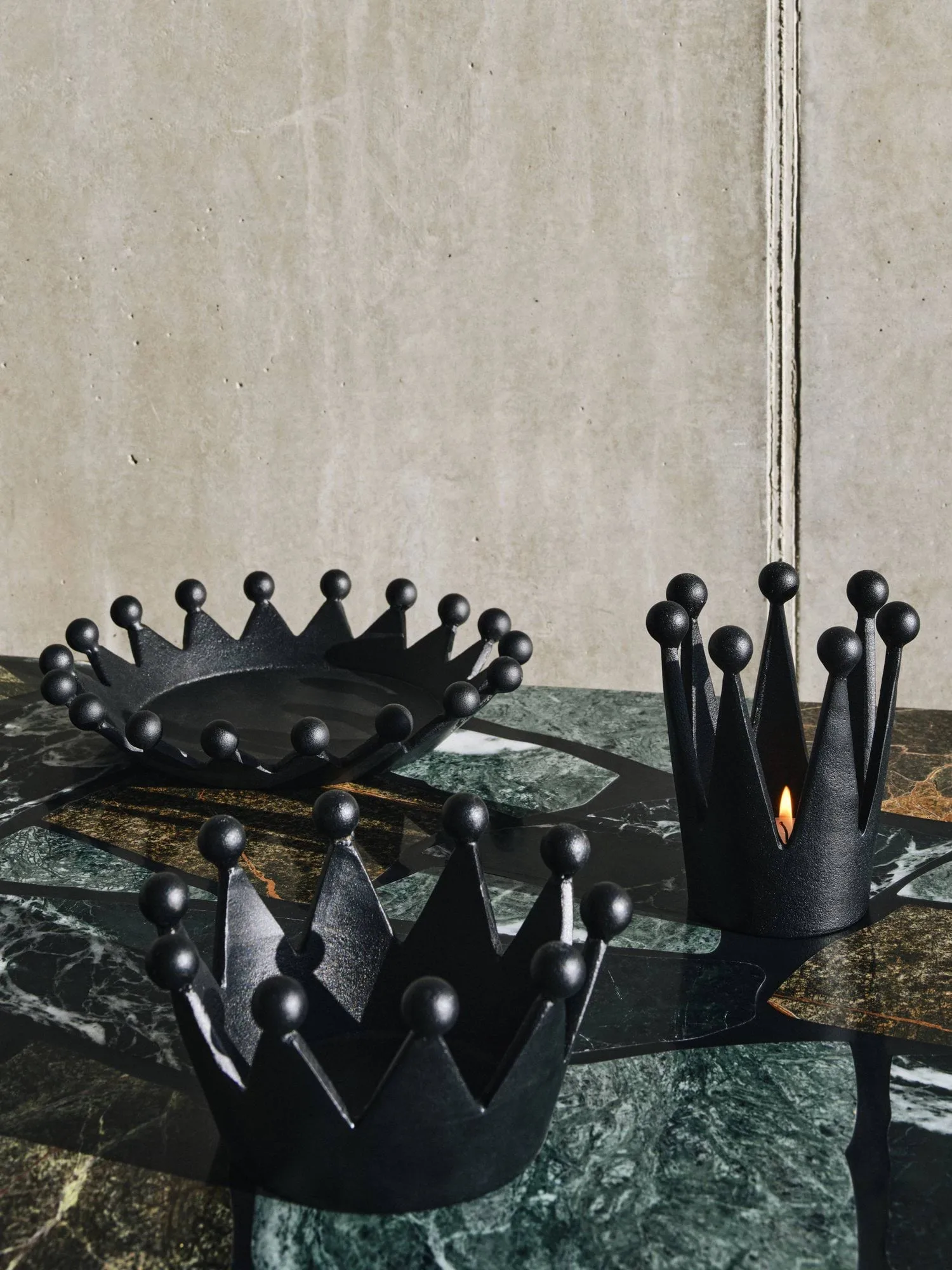 Cast Iron Crown tuikkukuppi, Ø22x4,5 cm Tom Dixon