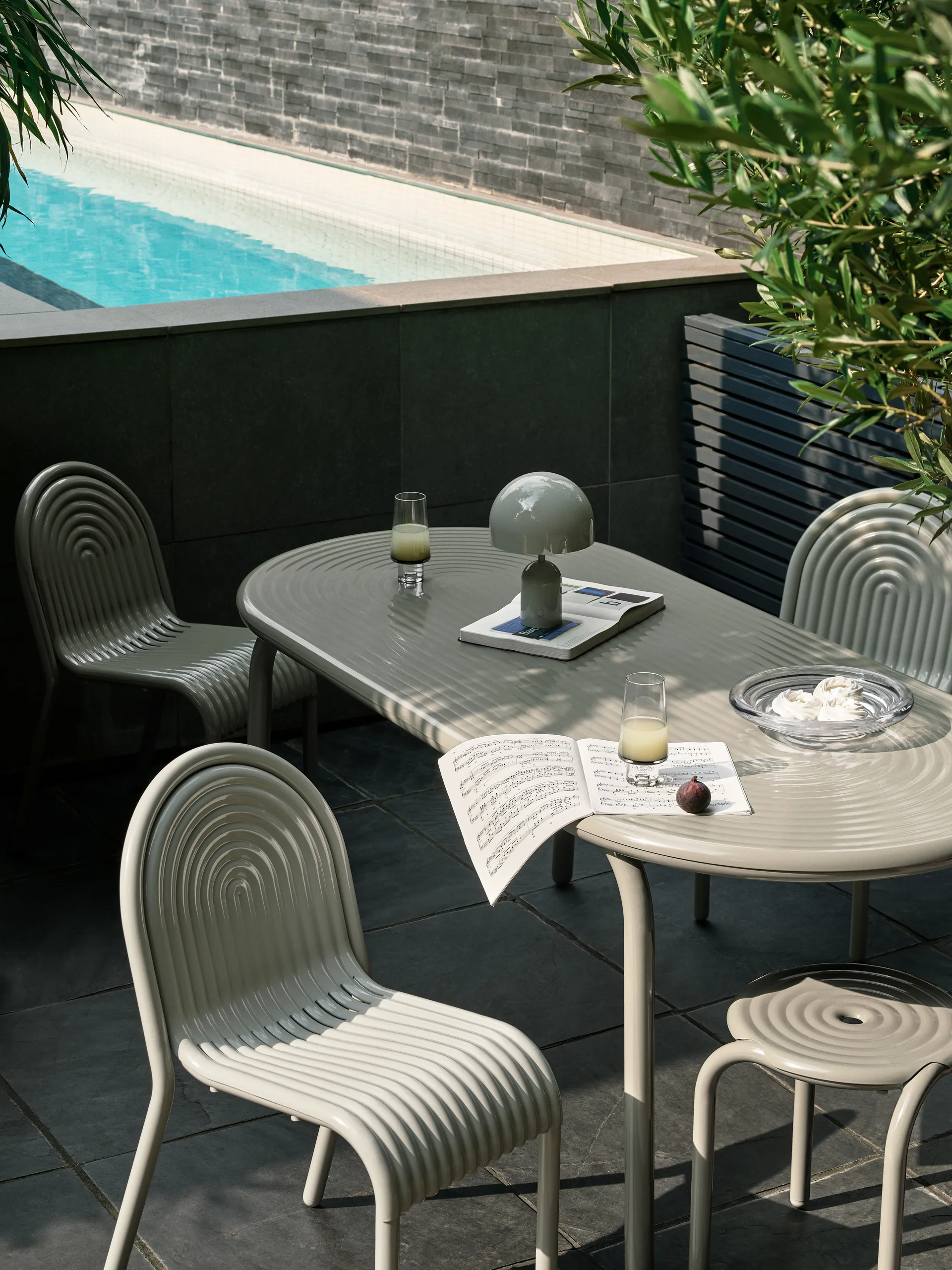 Groove Obround ruokapöytä - Putty, 86x186 cm Tom Dixon