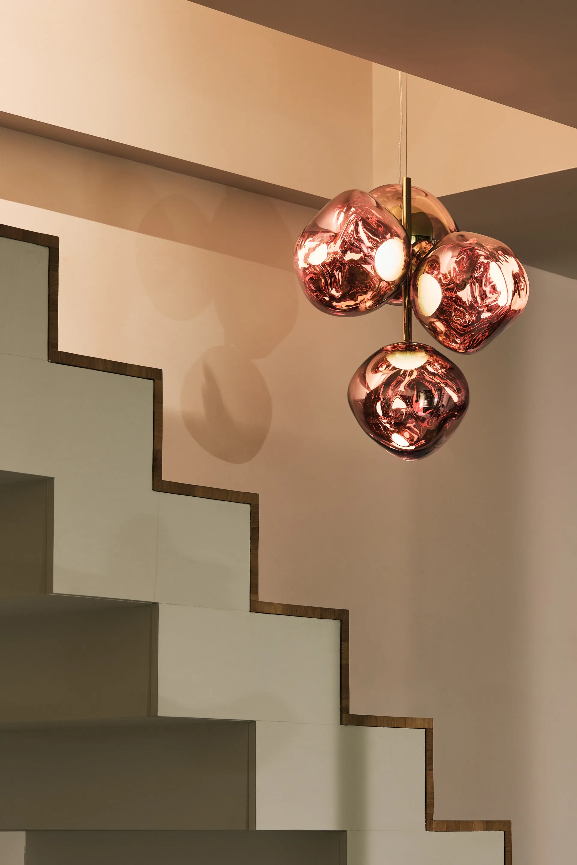 Melt Chandelier mini kattokruunu LED 63,4 cm, Kupari Tom Dixon