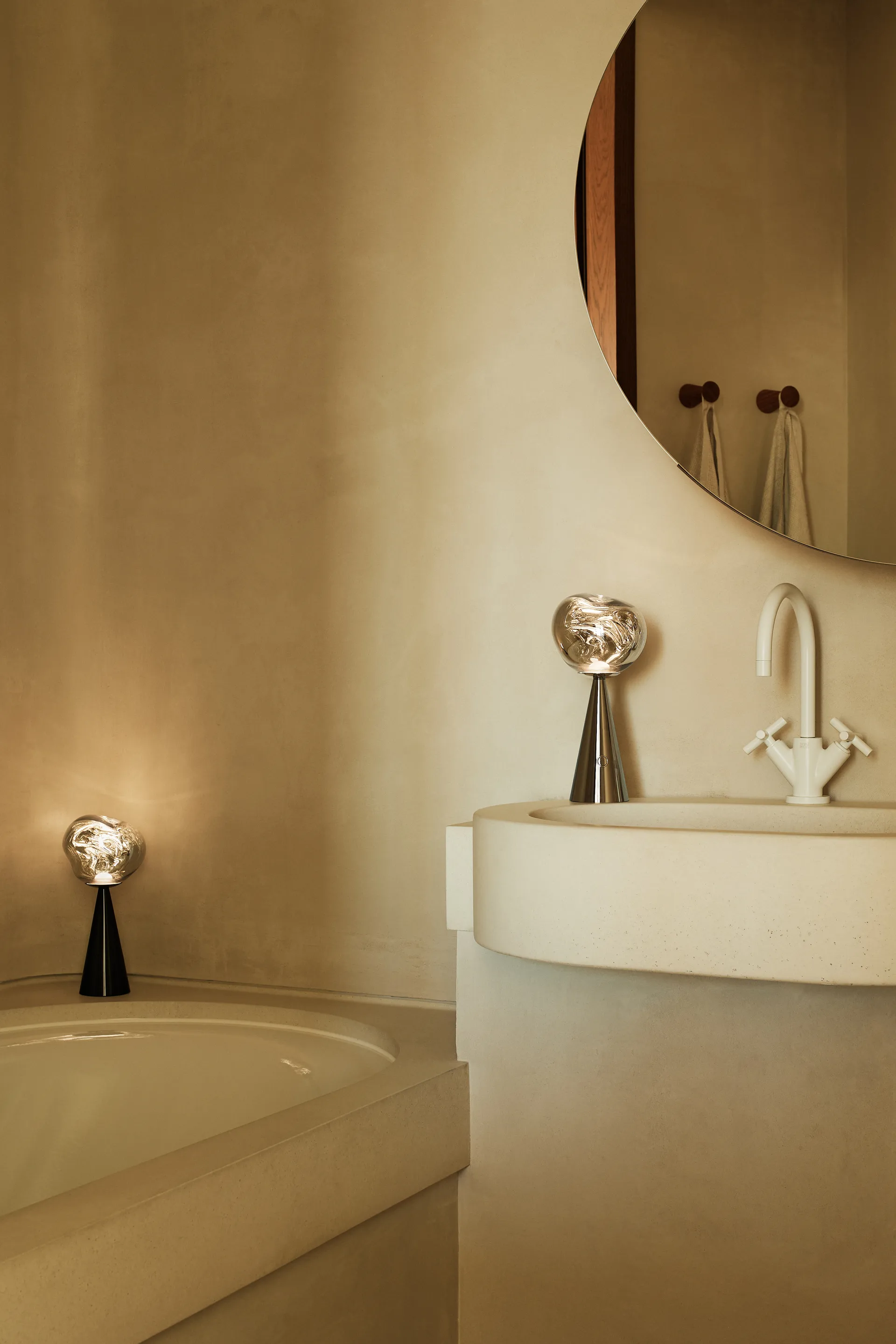 Melt Portable LED -pöytävalaisin 28,5 cm, Hopea Tom Dixon