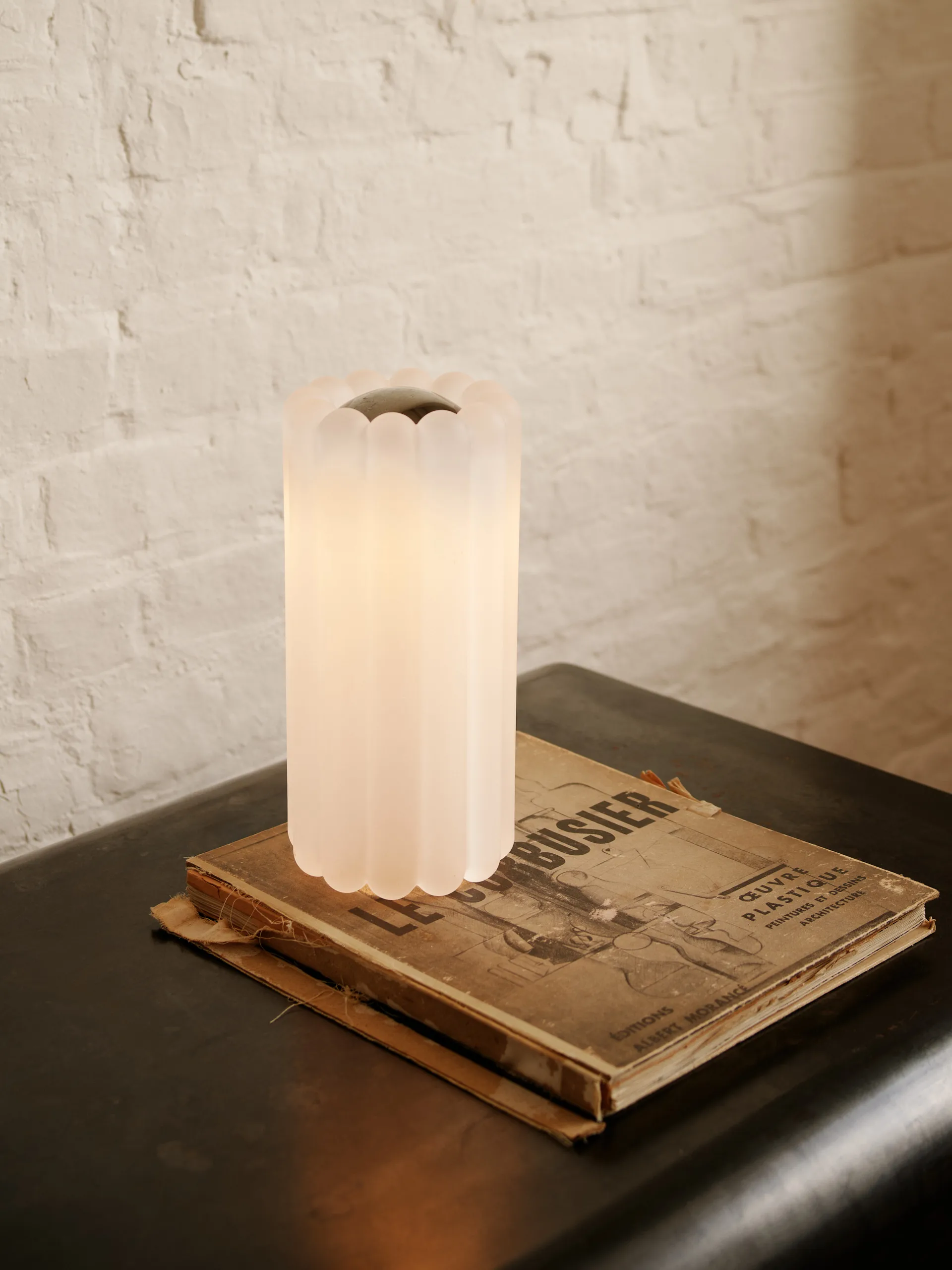 Press pöytälamppu LED 23,5 cm, Huurrettu Tom Dixon