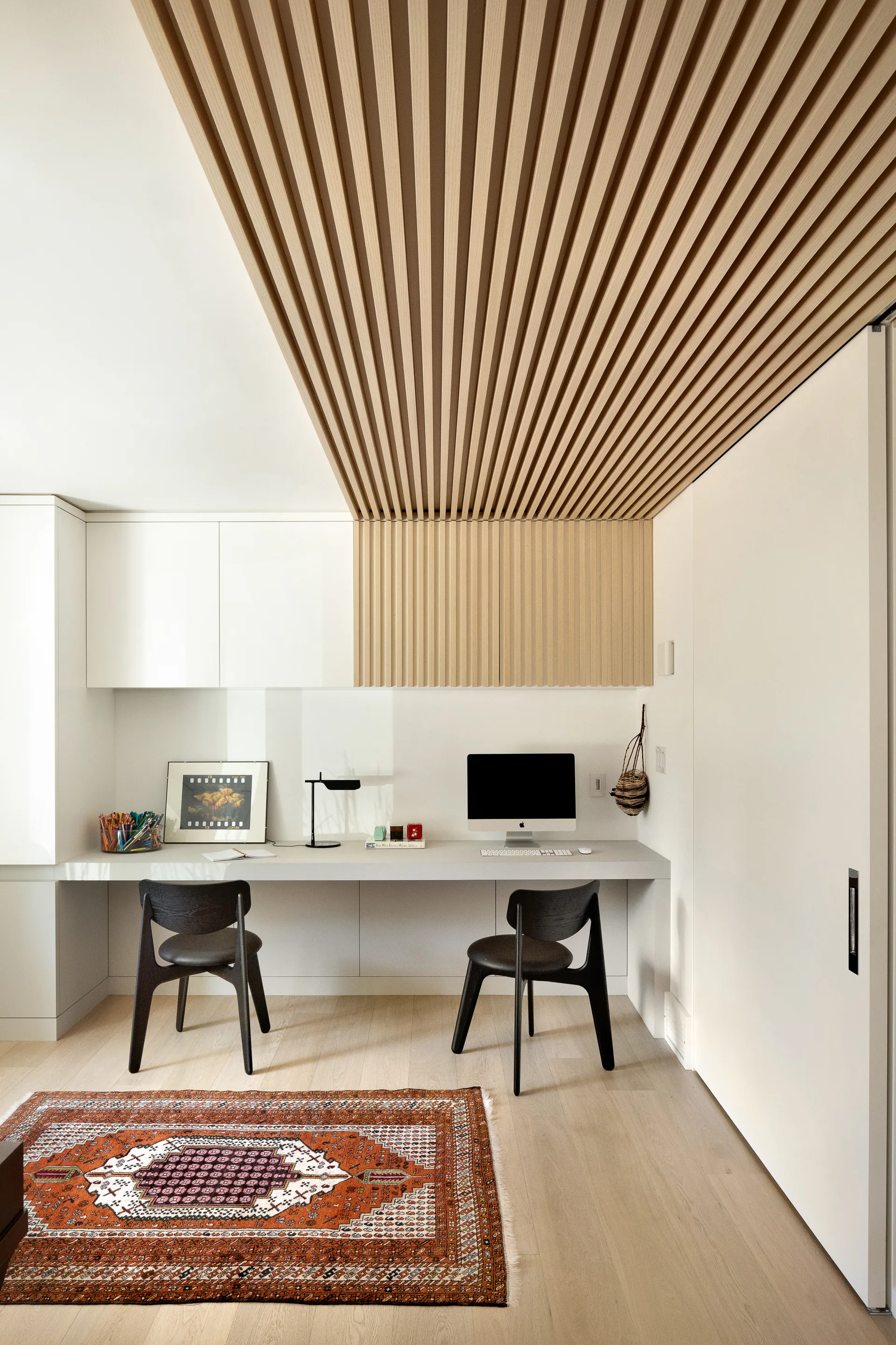 Slab ruokatuoli verhoiltu istuin, Black oak-black leather Tom Dixon