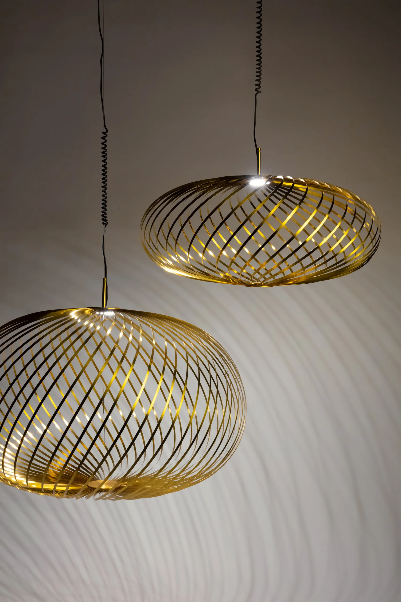 Spring-riippuvalaisin LED messinki, Suuri Tom Dixon