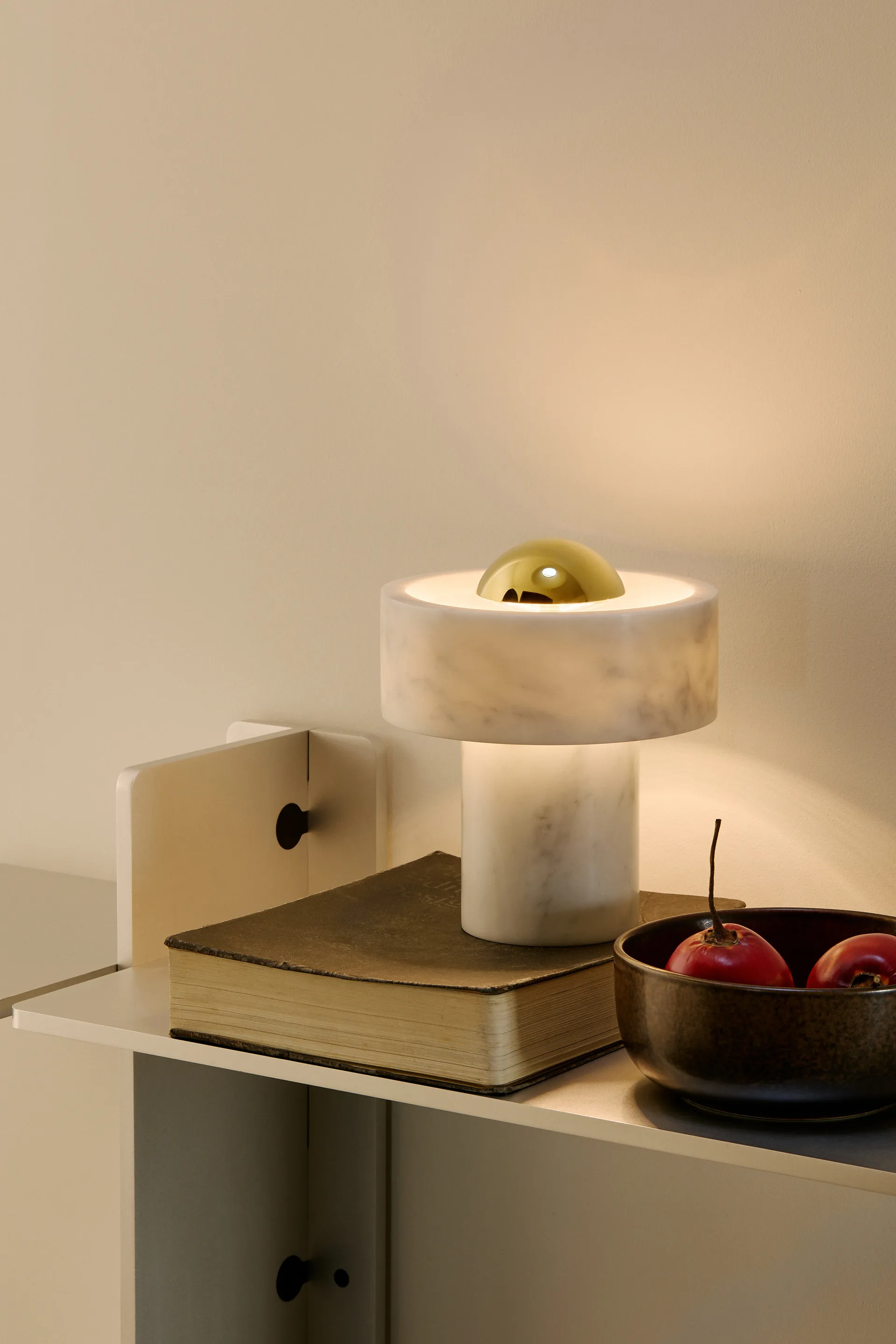 Stone Portable LED -pöytävalaisin 28 cm, Marble-gold Tom Dixon