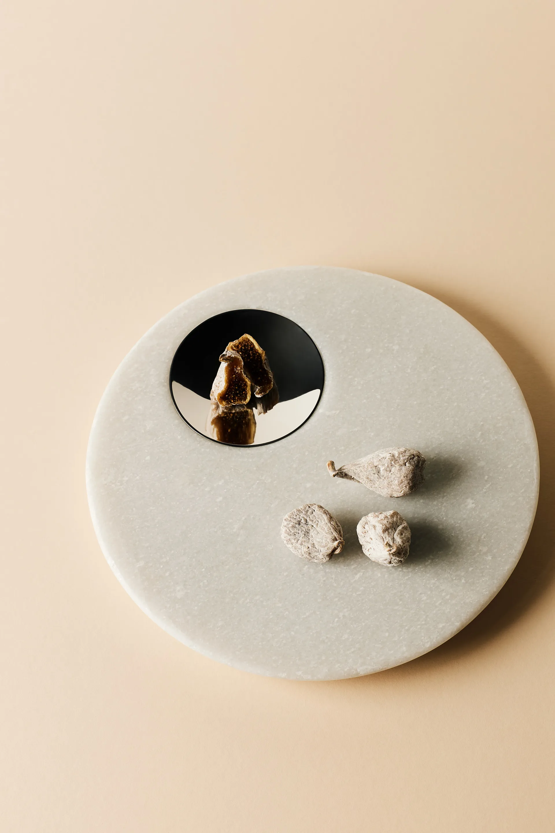 Stone tarjoilualusta Ø22 cm, White marble-silver Tom Dixon