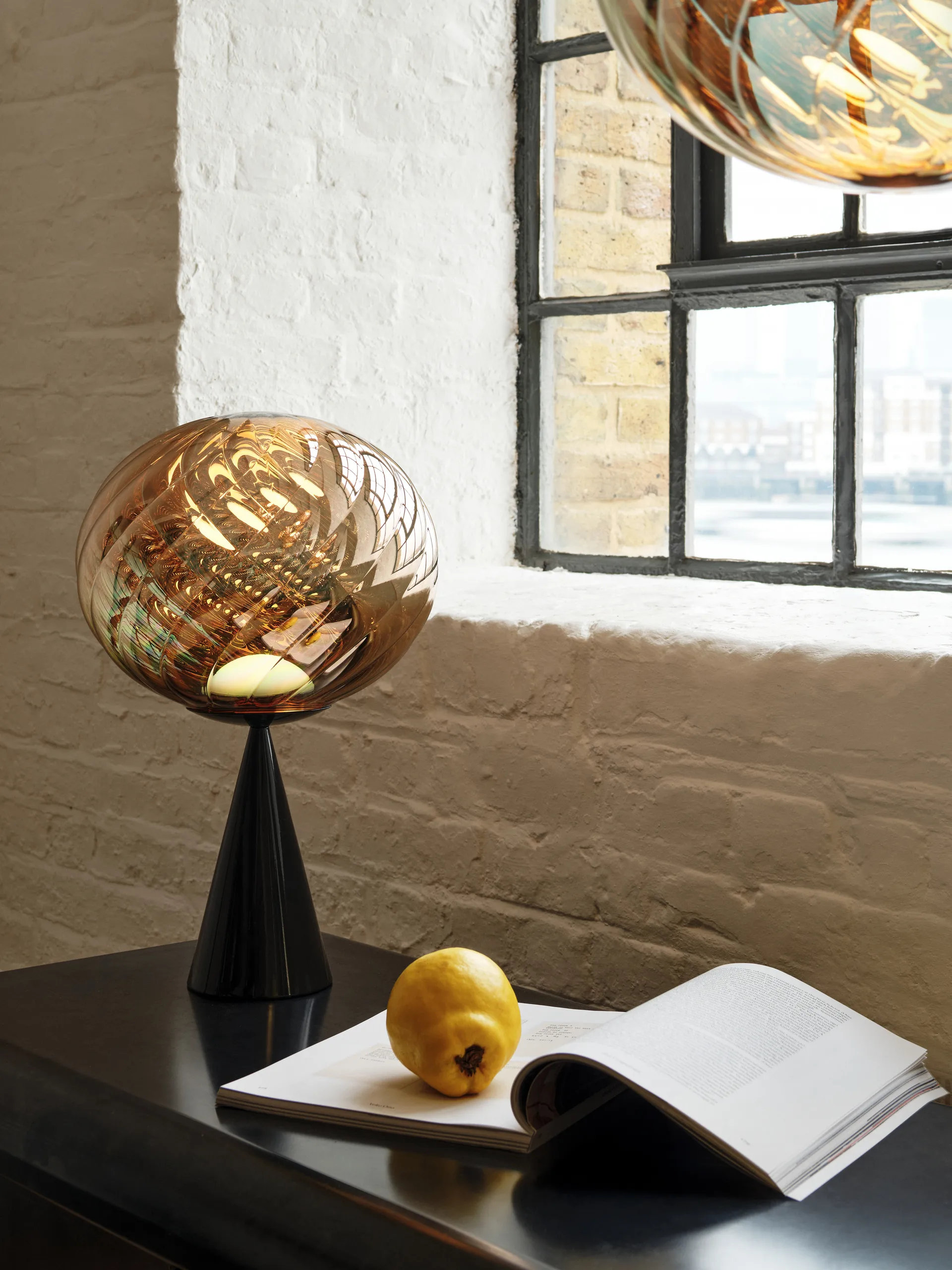 Whirl cone fat pöytälamppu, Kulta musta Tom Dixon