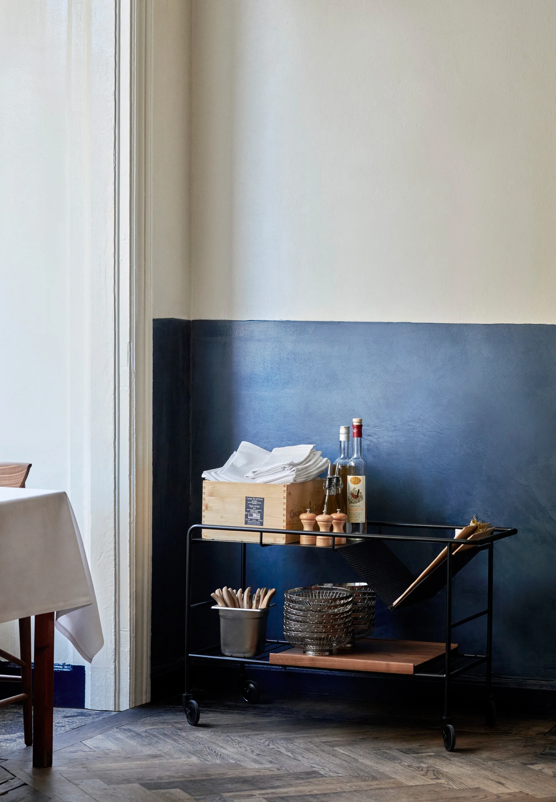 Alima säilytysvaunu lakattu saksanpähkinä, Black & lacquered walnut &Tradition