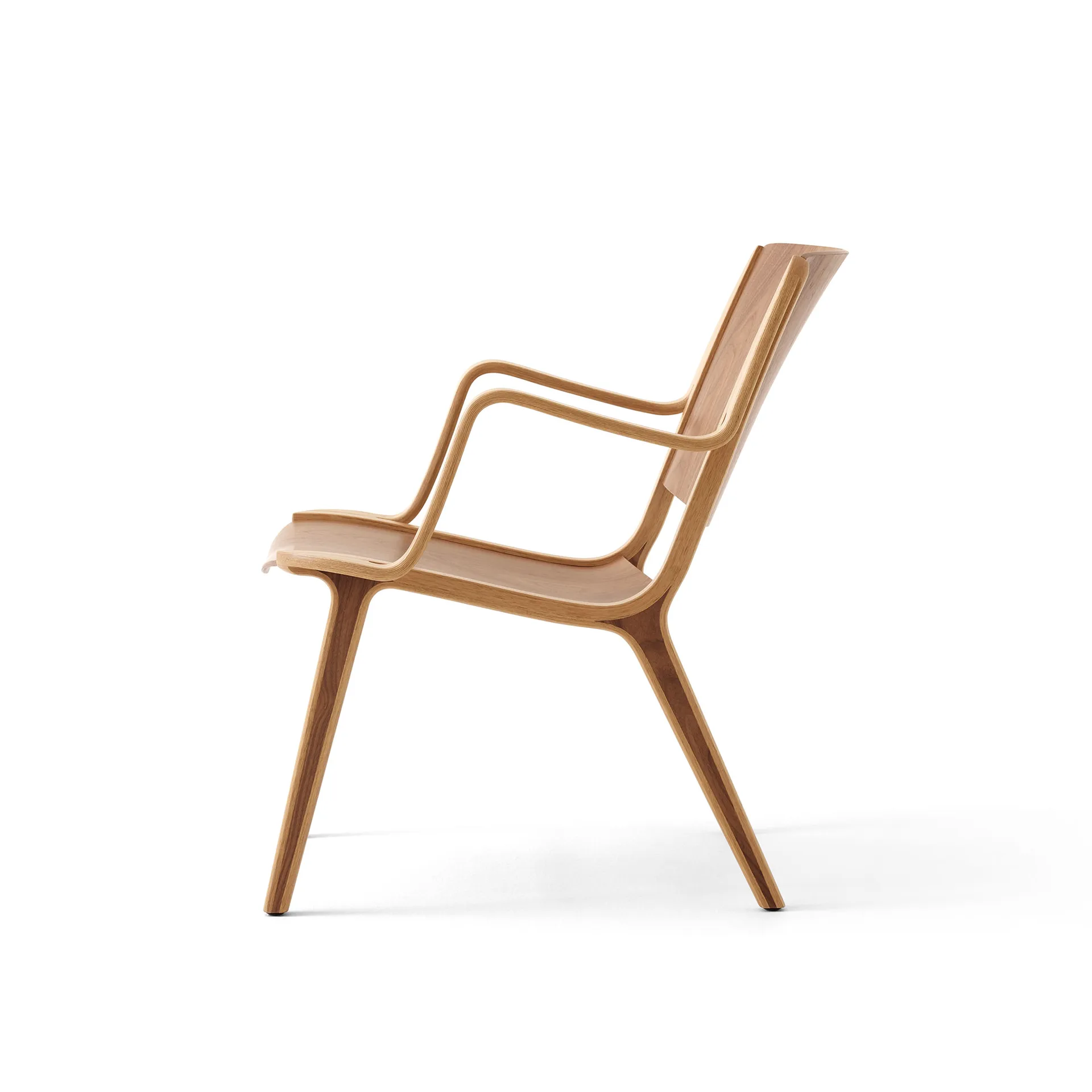 AX HM11 Lounge Chair käsinojilla, Walnut-oak &Tradition