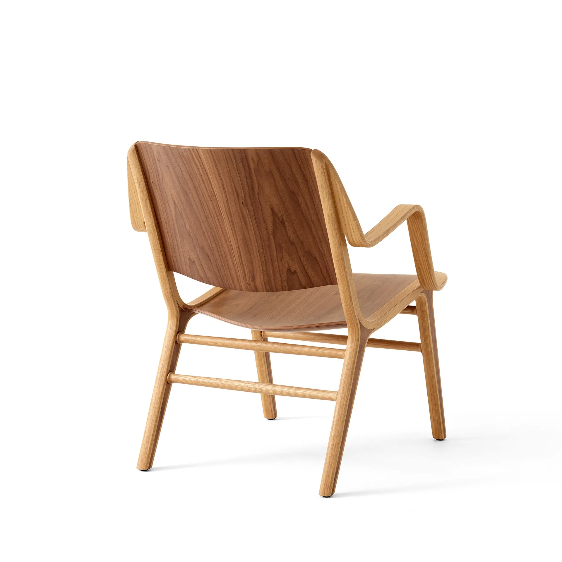 AX HM11 Lounge Chair käsinojilla, Walnut-oak &Tradition