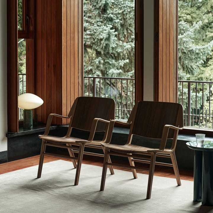 AX HM11 Lounge Chair käsinojilla - Walnut-oak - &Tradition