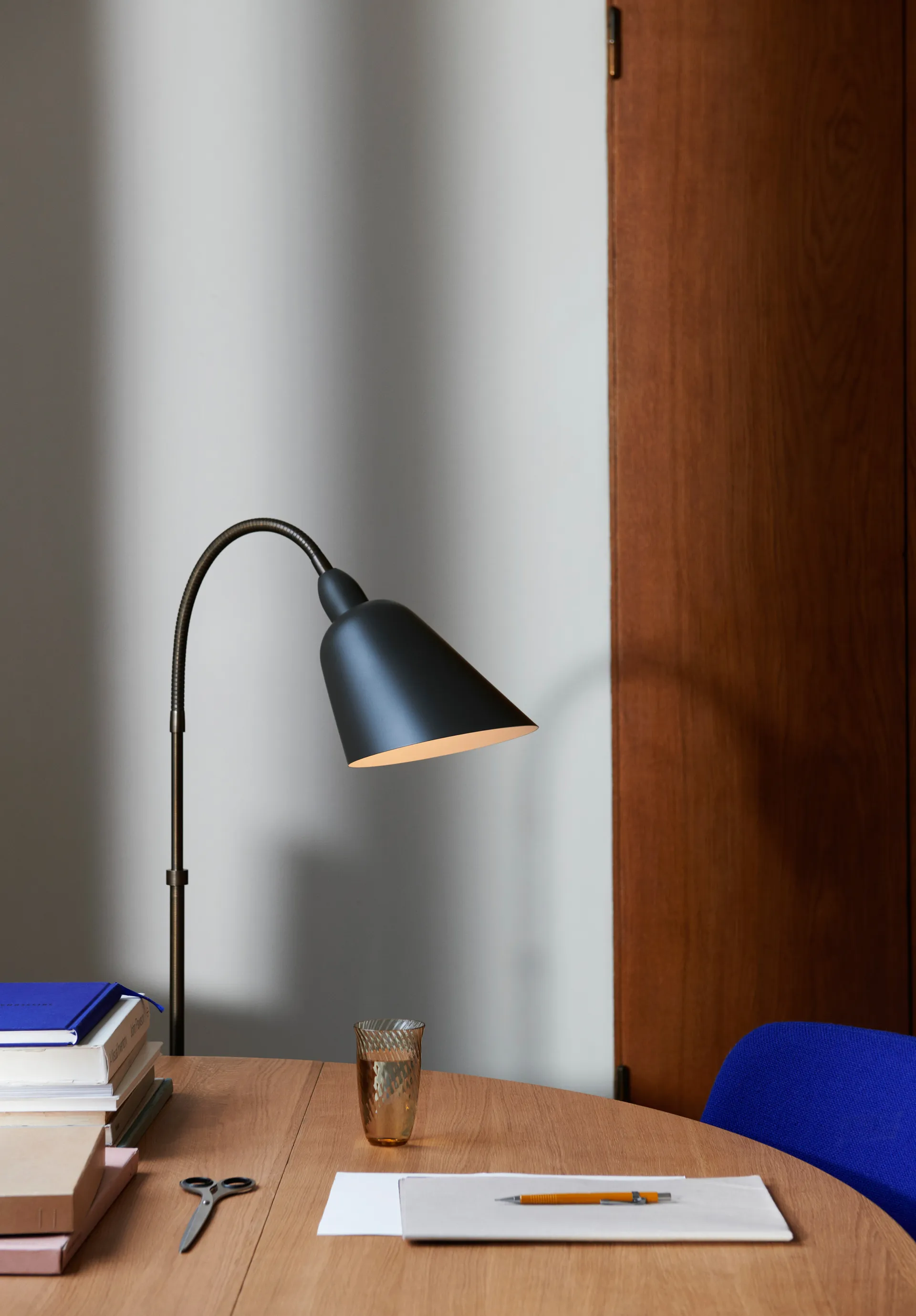 Bellevue AJ7 -lattiavalaisin Anniversary Edition, Stone grey-bronzed brass &Tradition