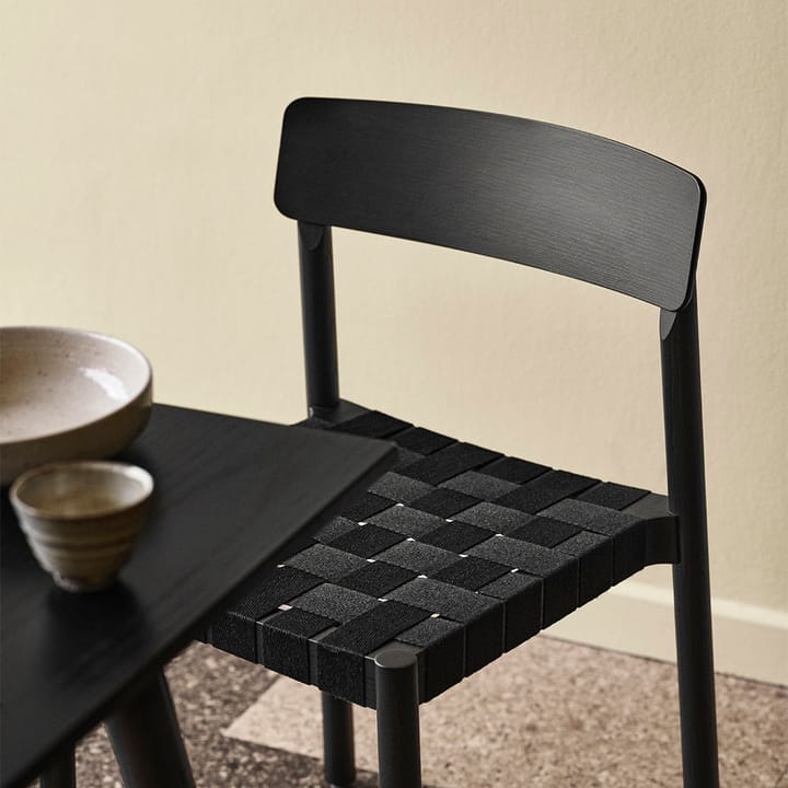 Betty TK1 tuoli, Black, musta punottu pellavanauhaistuinosa &Tradition