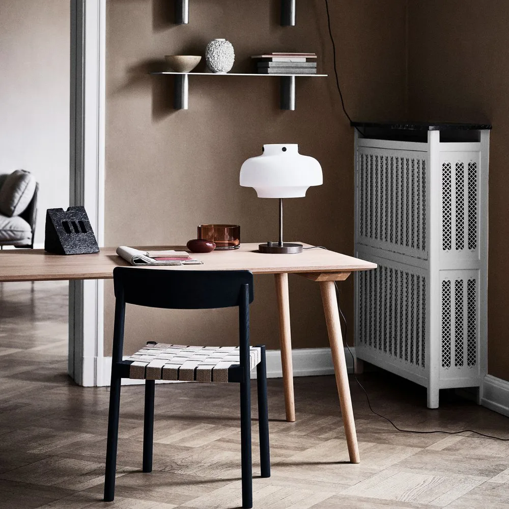 Betty TK1 tuoli, Black, musta punottu pellavanauhaistuinosa &Tradition