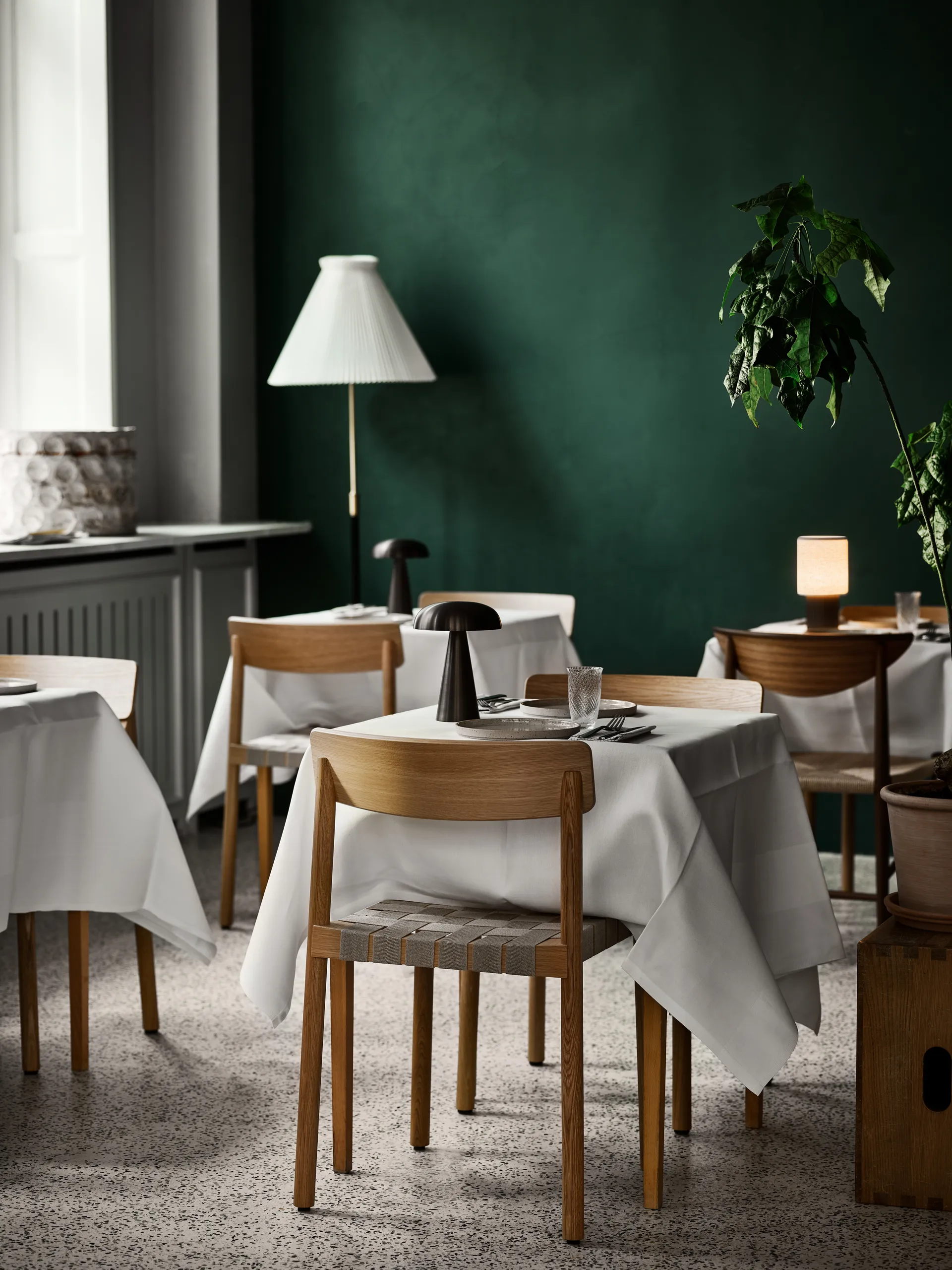 Betty TK1 tuoli, Tammi, luonnonvärinen punottu pellavanauhaistuinosa &Tradition