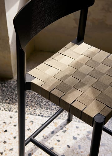 Betty TK12 Counter Chair baarituoli 65 cm - Luonnonvärinen pellava-mustalakattu saarni - &Tradition