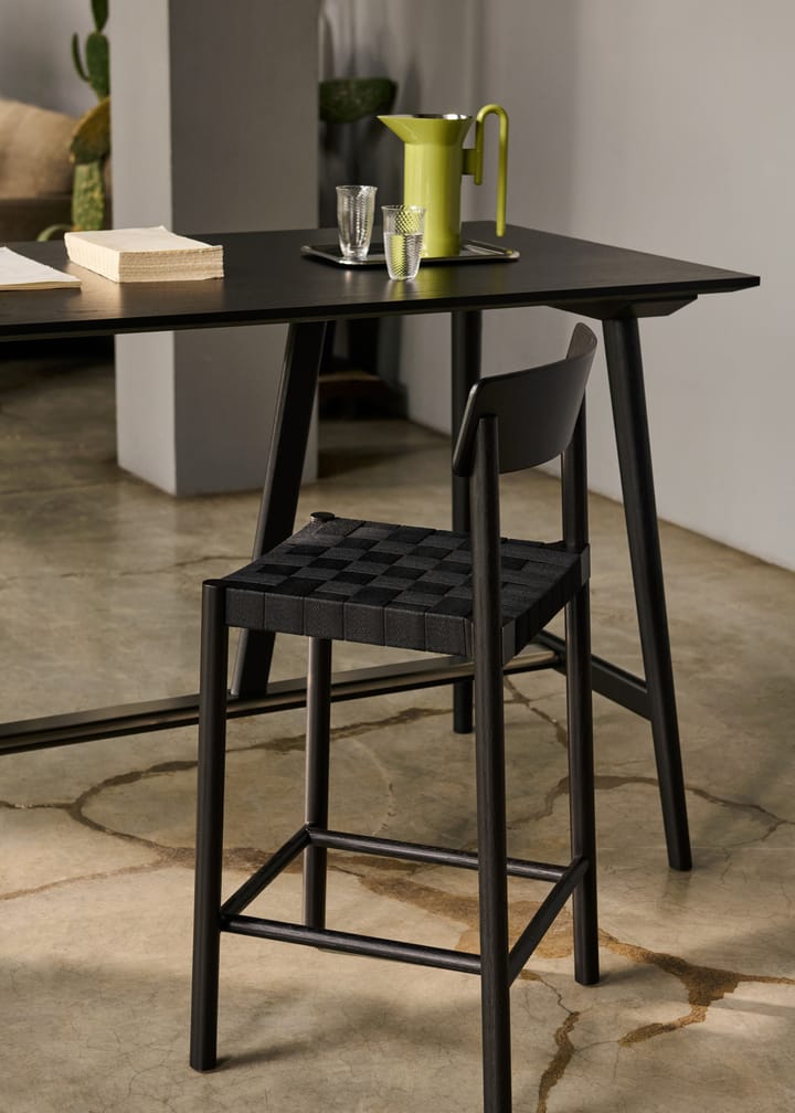 Betty TK15 Bar Chair baarituoli 75 cm, Mustalakattu saarni-musta pellava &Tradition