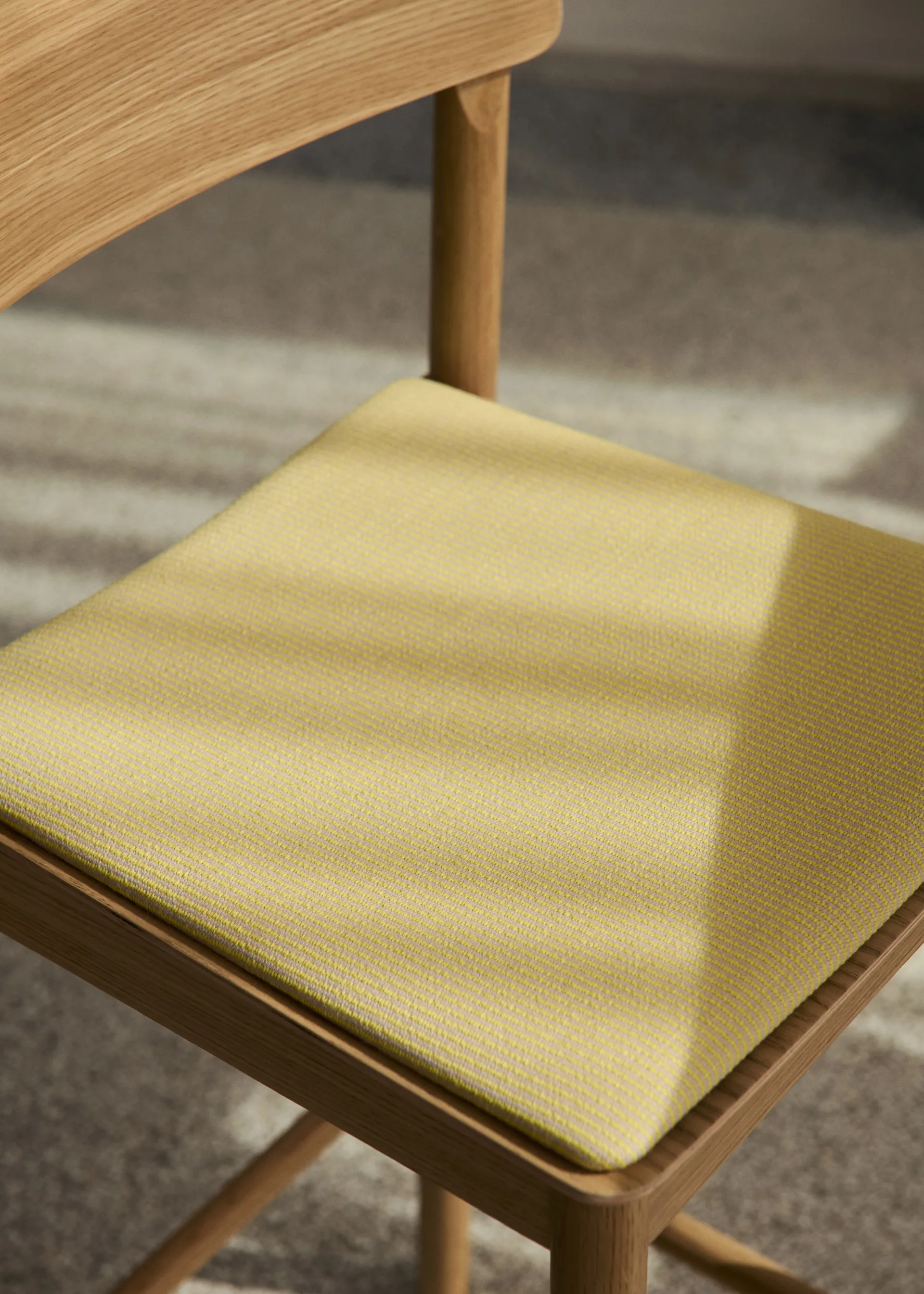 Betty TK17 Bar Chair baarituoli 75 cm, Fuse 0421-lakattu tammi &Tradition