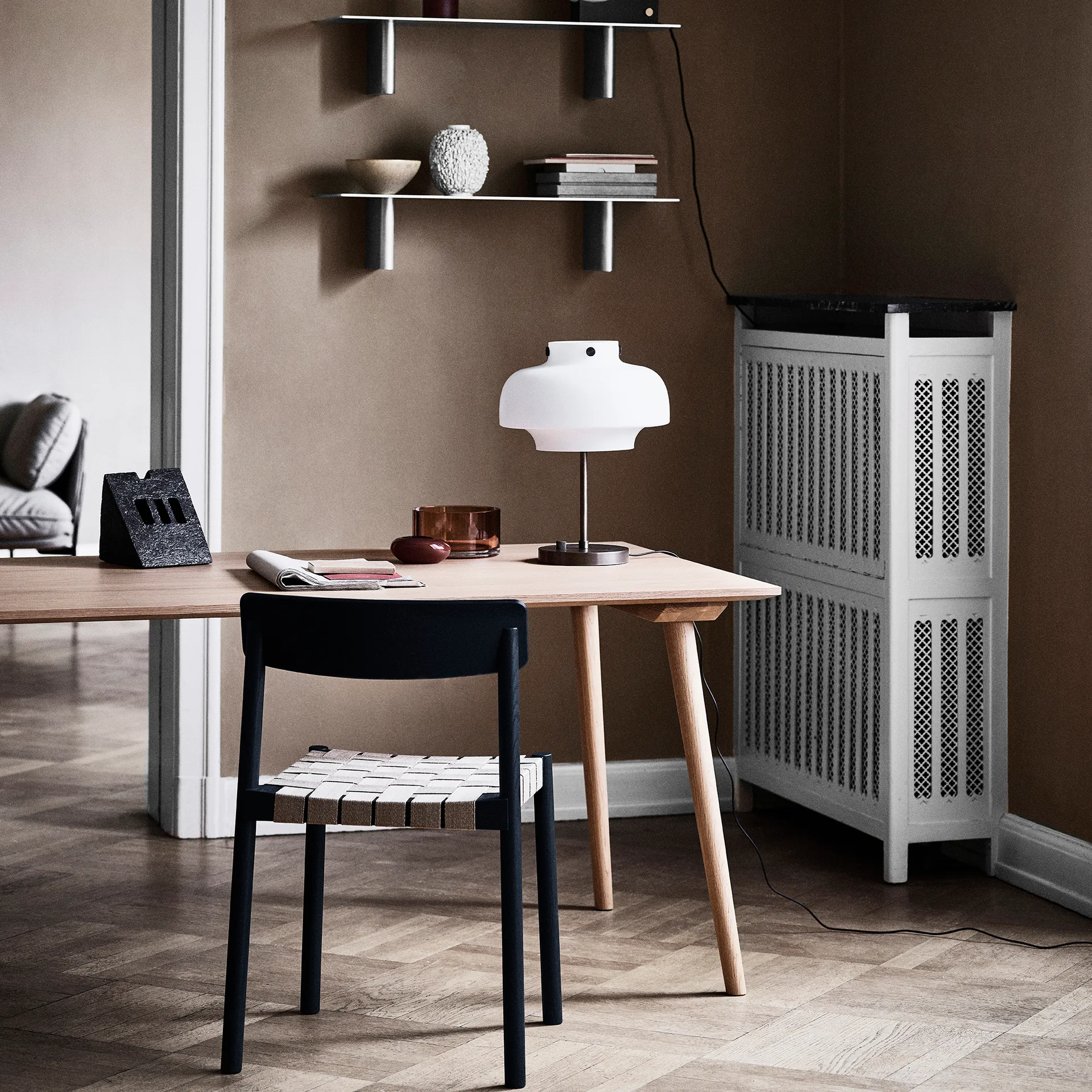 Betty tuoli TK1, Musta &Tradition