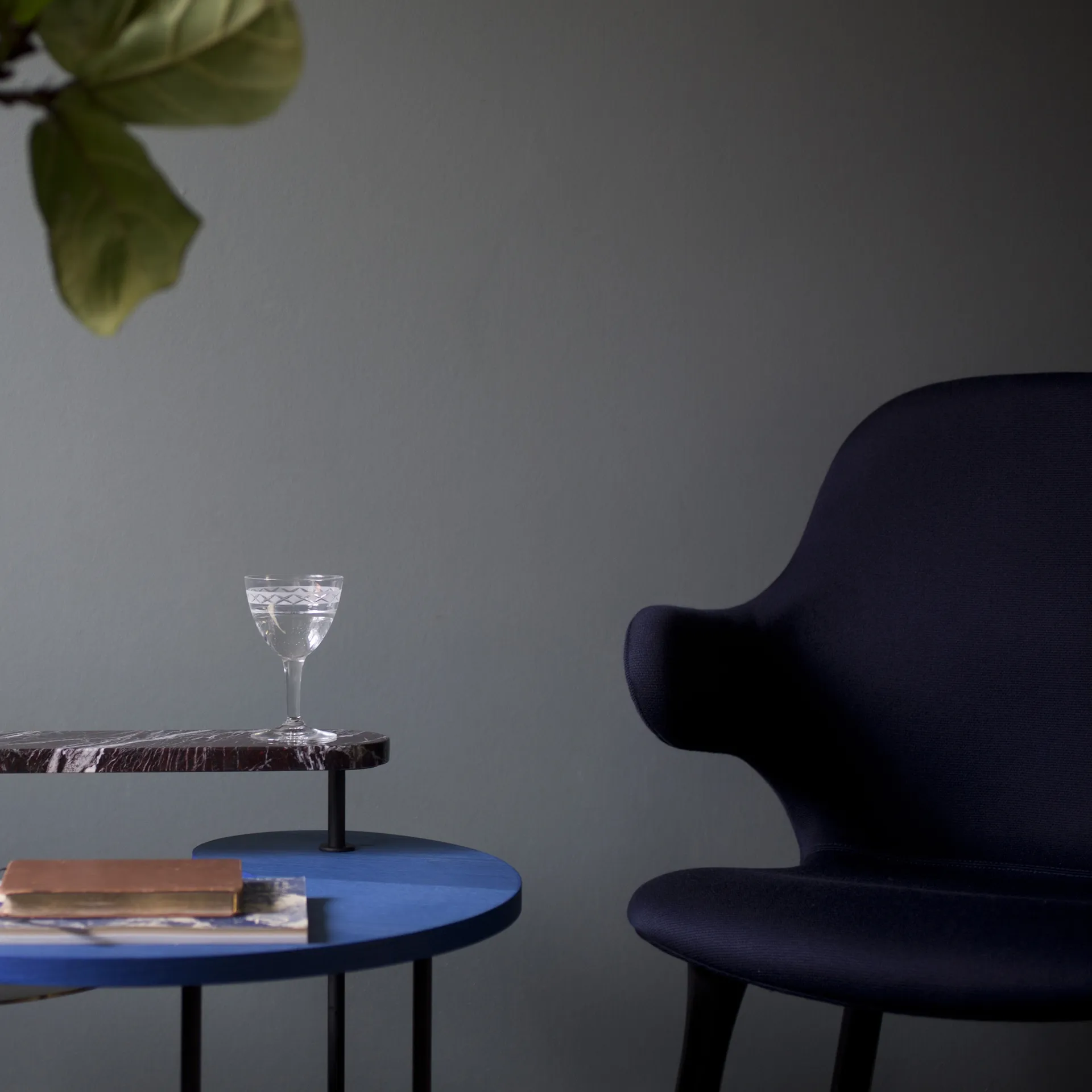 Catch JH1 -tuoli, Balder 782 dark blue-musta tammi &Tradition