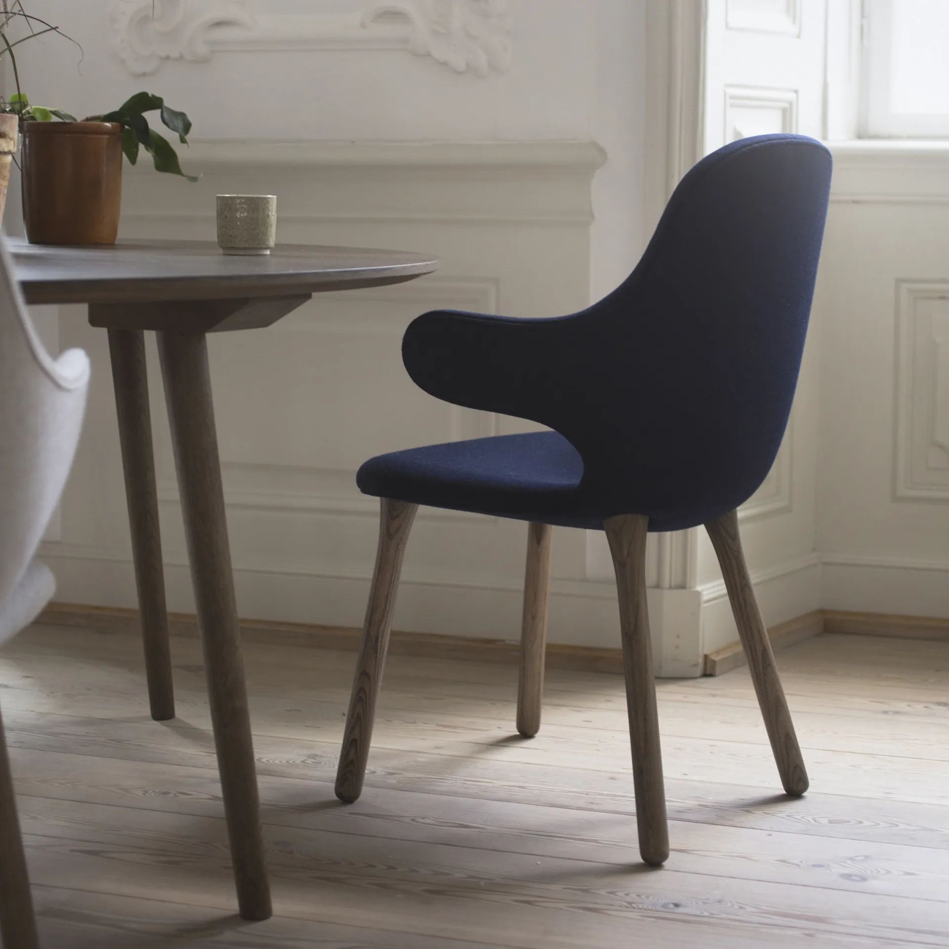 Catch JH1 -tuoli, Balder 782 dark blue-musta tammi &Tradition