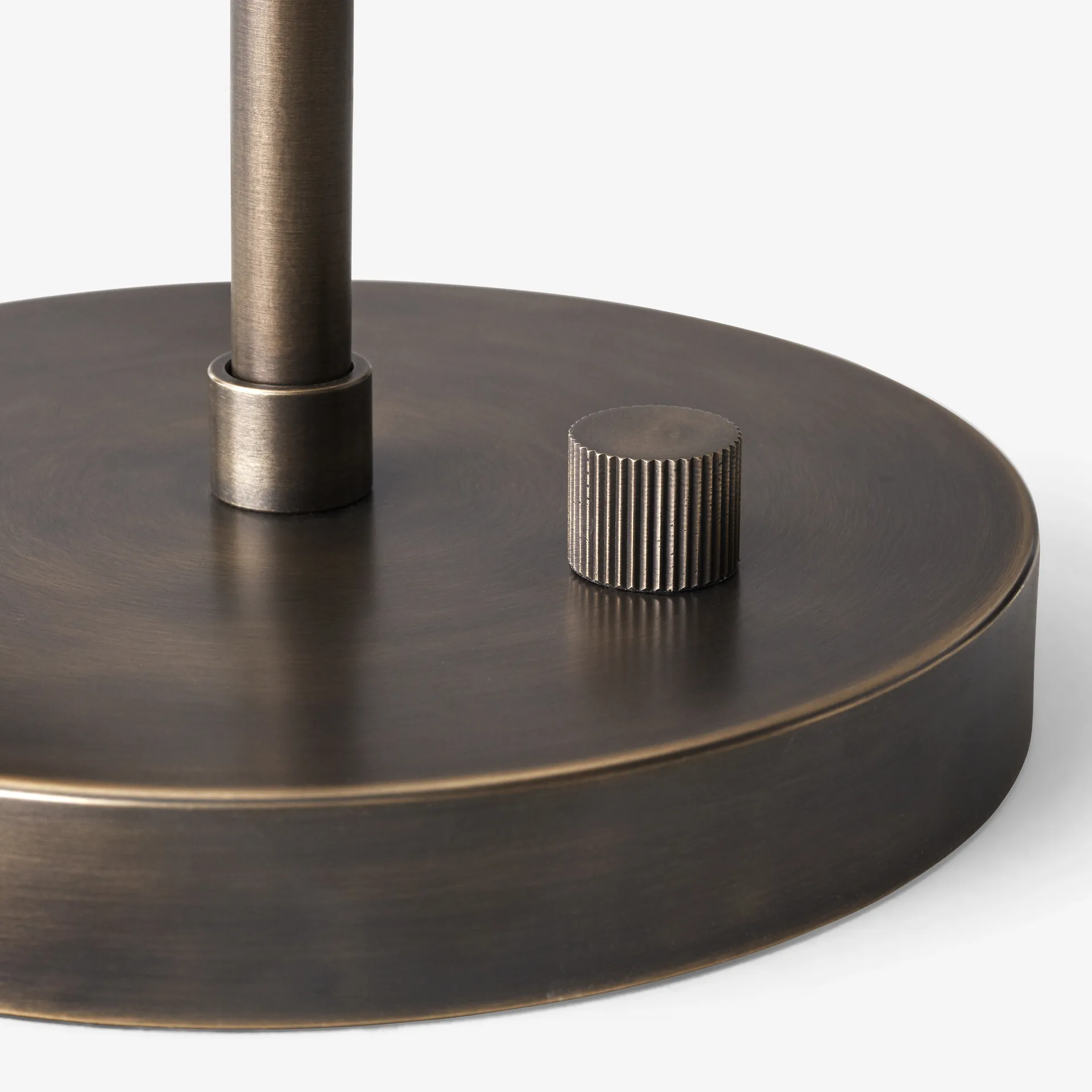 Copenhagen pöytävalaisin SC13, opaalilasi-messinki &Tradition