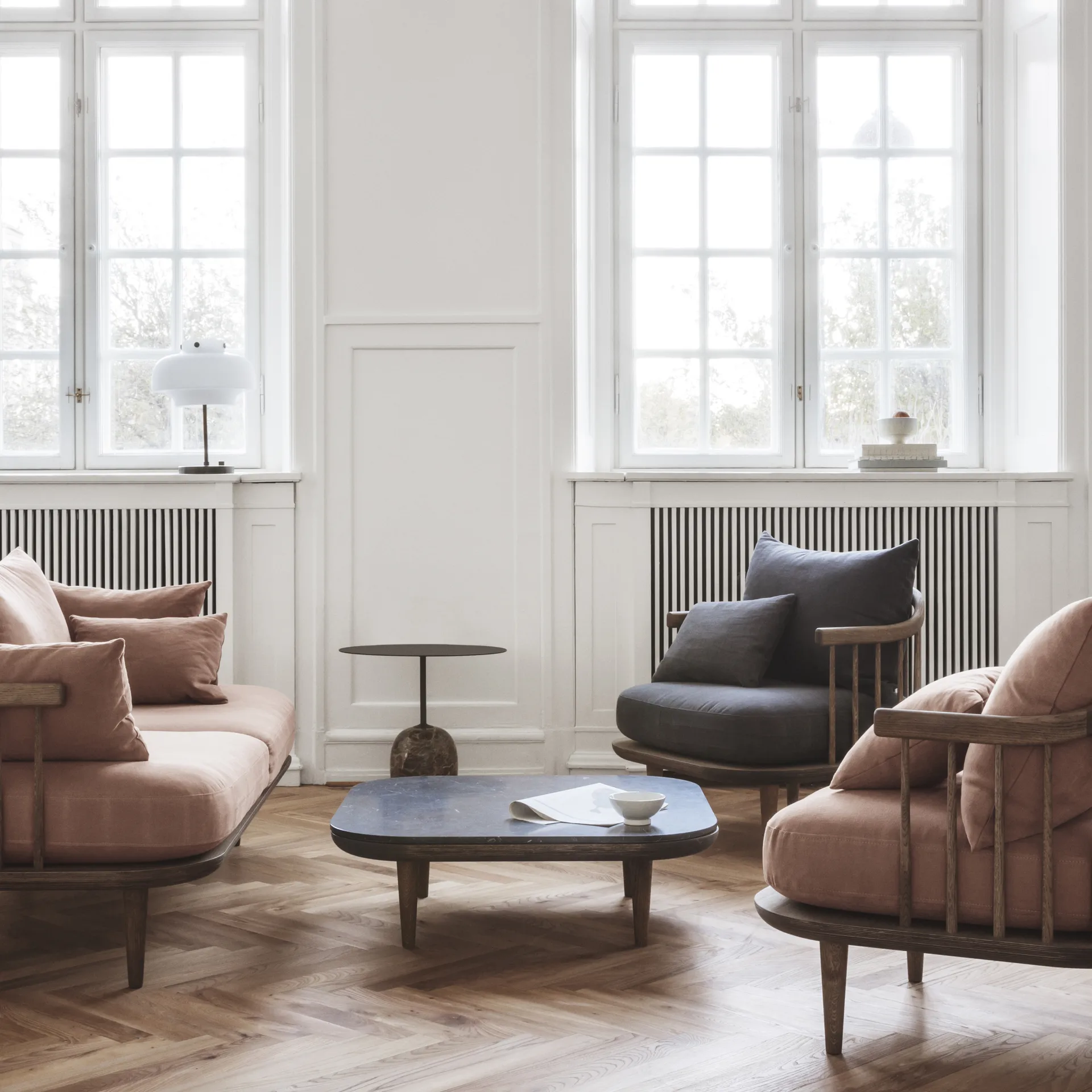 Copenhagen pöytävalaisin SC13, opaalilasi-messinki &Tradition