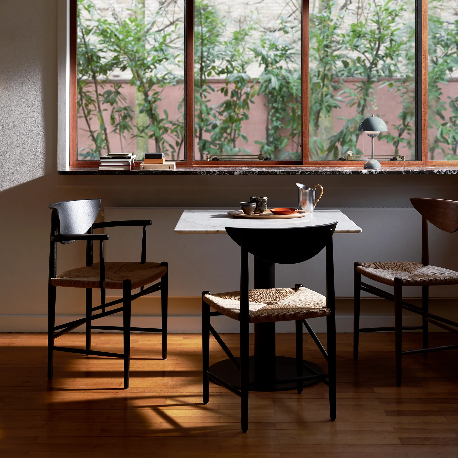 Drawn tuoli HM4 käsinojalla, Musta tammi &Tradition