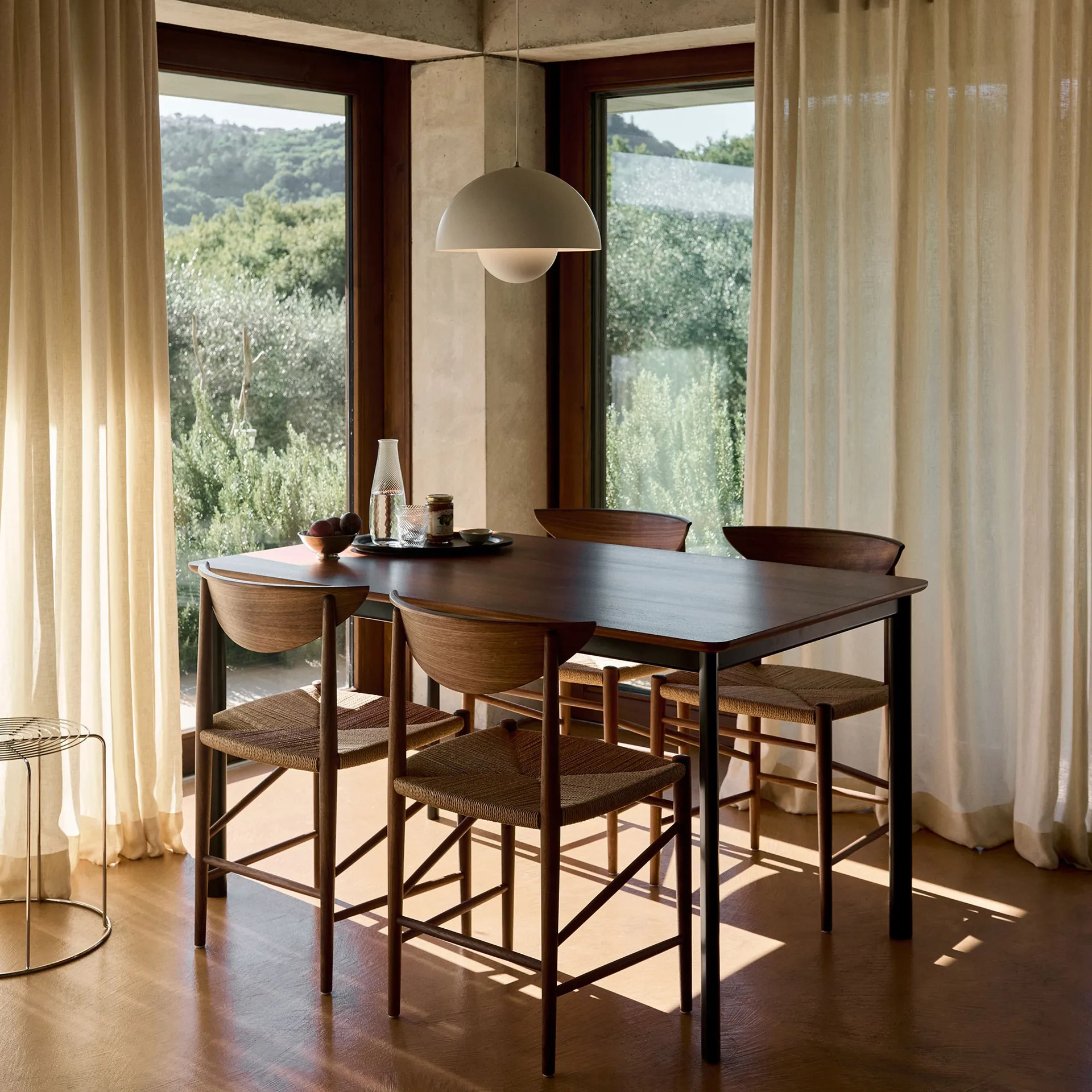 Drip HW115 ruokapöytä 83x143 cm, Black frame-clear lacq. walnut &Tradition