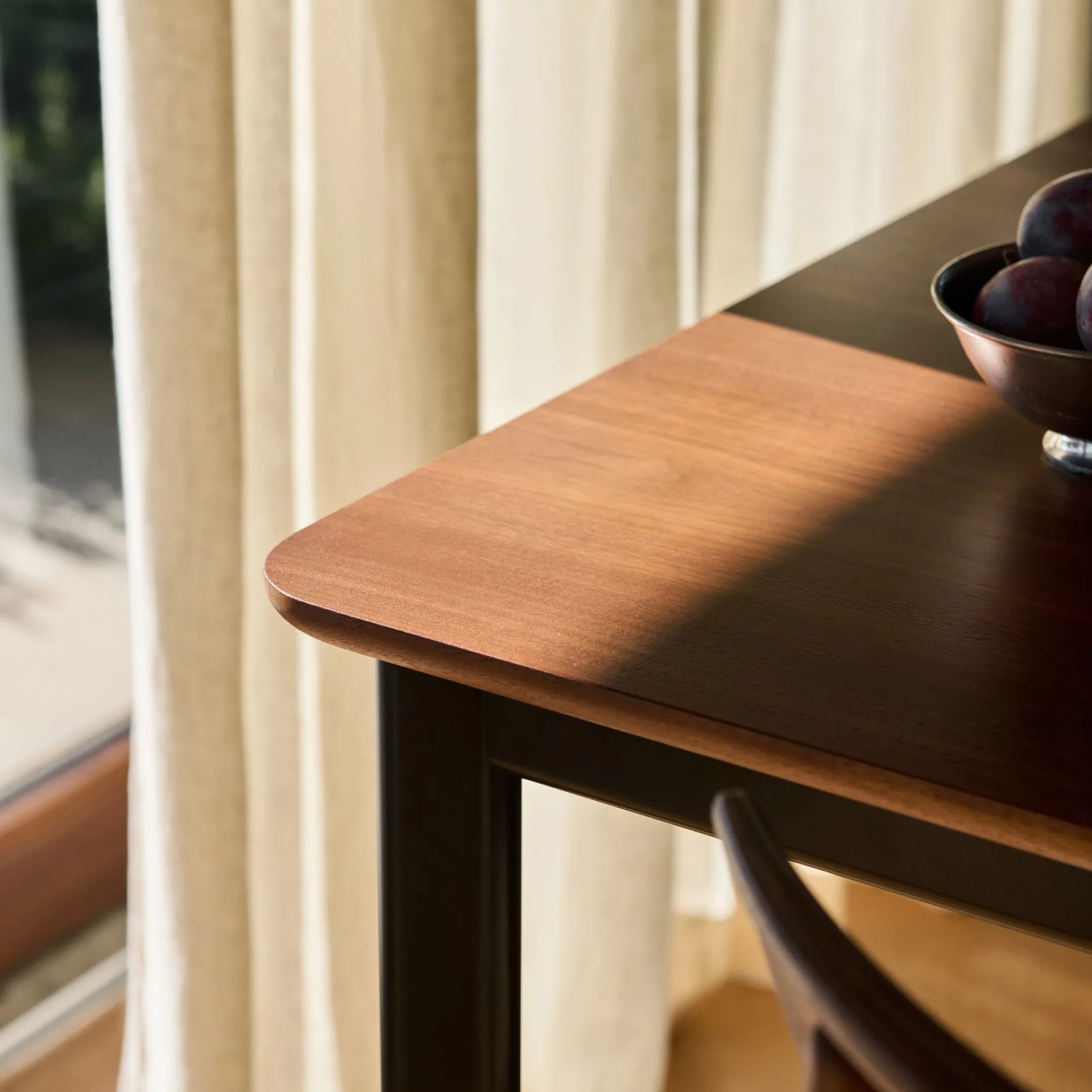 Drip HW116 ruokapöytä 83x193 cm, Black frame-clear lacq. walnut &Tradition