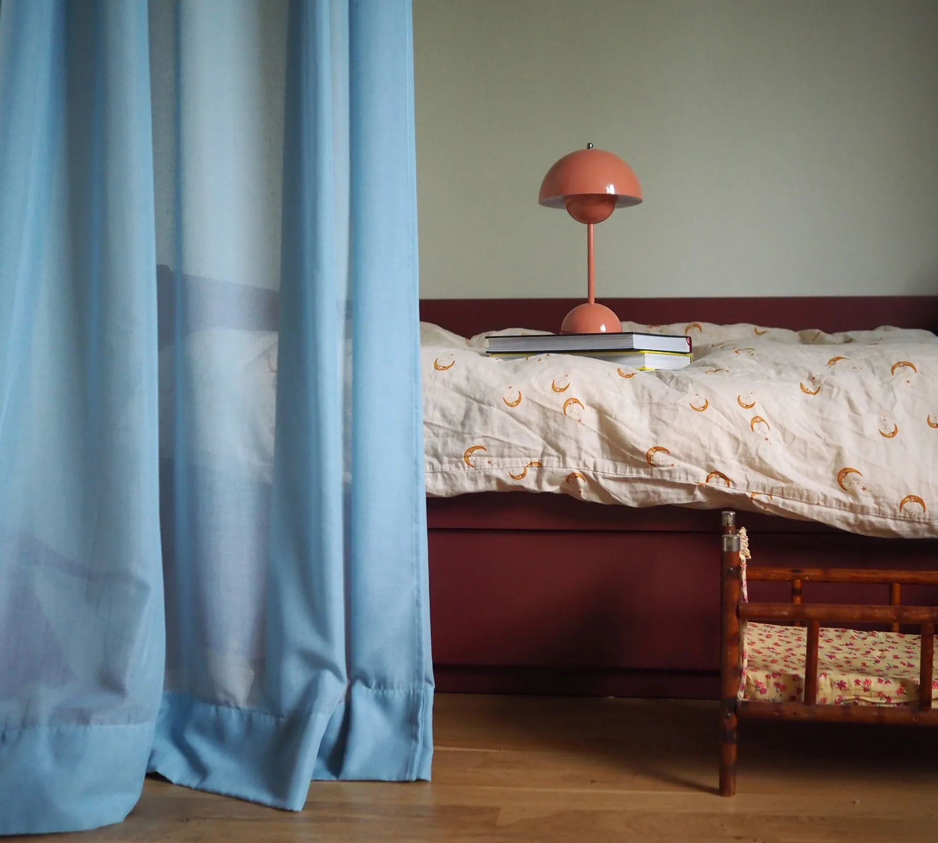 Flowerpot kannettava pöytävalaisin VP9, Beige red &Tradition