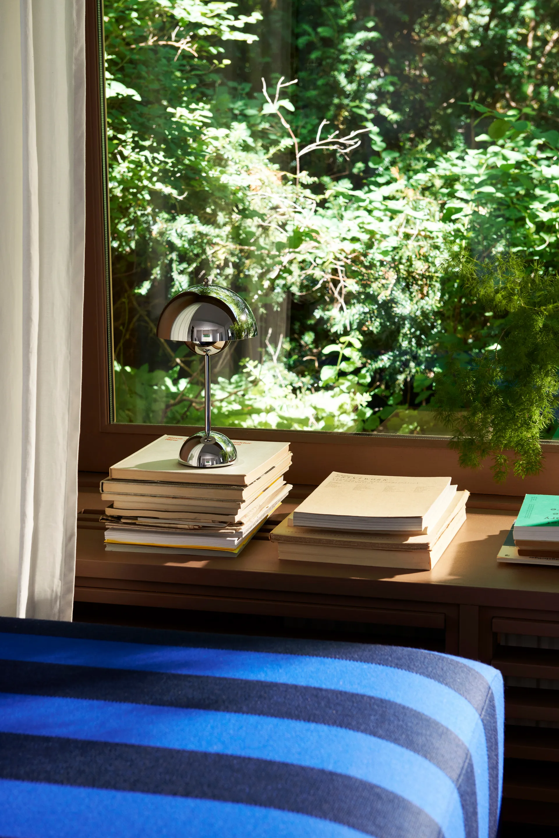 Flowerpot kannettava pöytävalaisin VP9, Chrome &Tradition