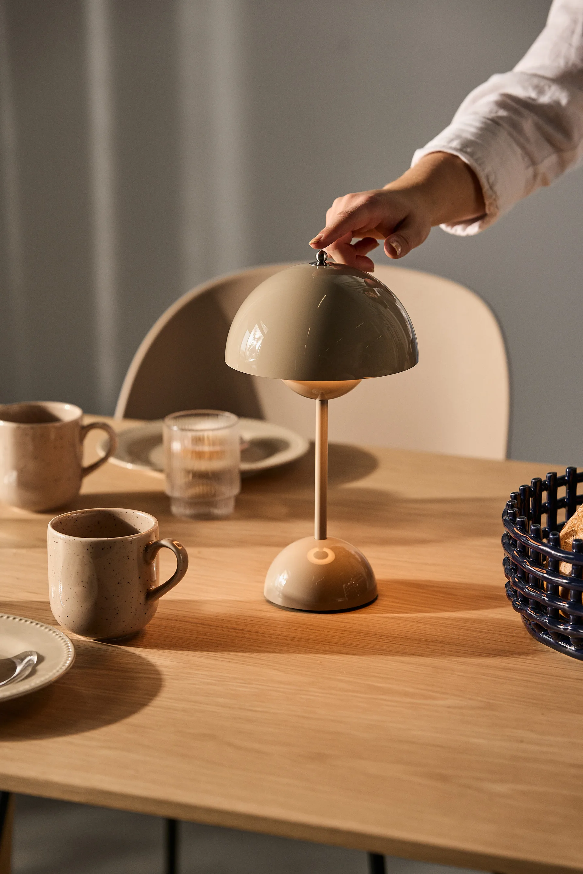 Flowerpot kannettava pöytävalaisin VP9, Grey beige &Tradition