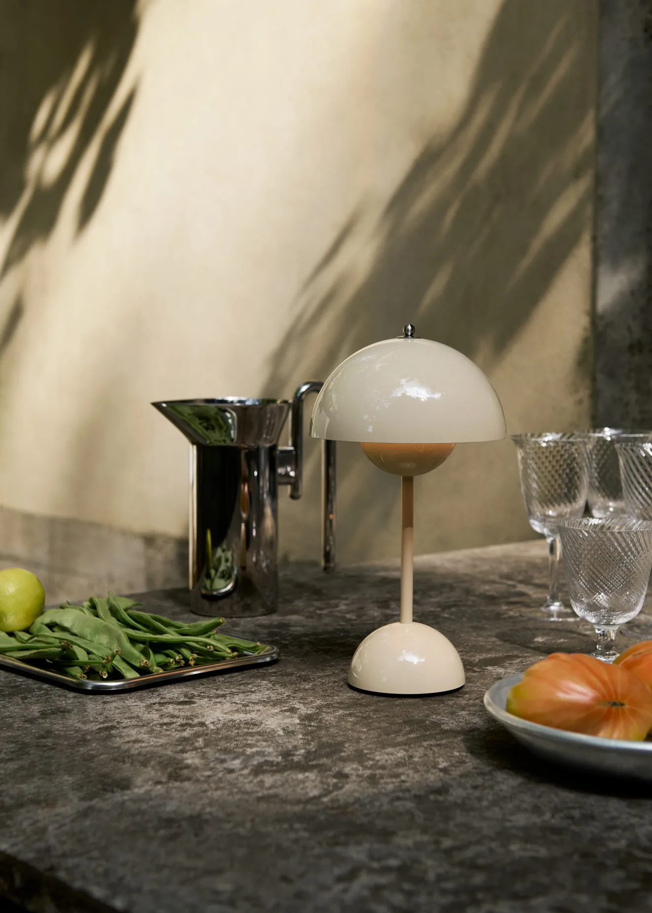 Flowerpot kannettava pöytävalaisin VP9, Ivory &Tradition