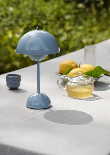 Flowerpot kannettava pöytävalaisin VP9 - Light blue - &Tradition
